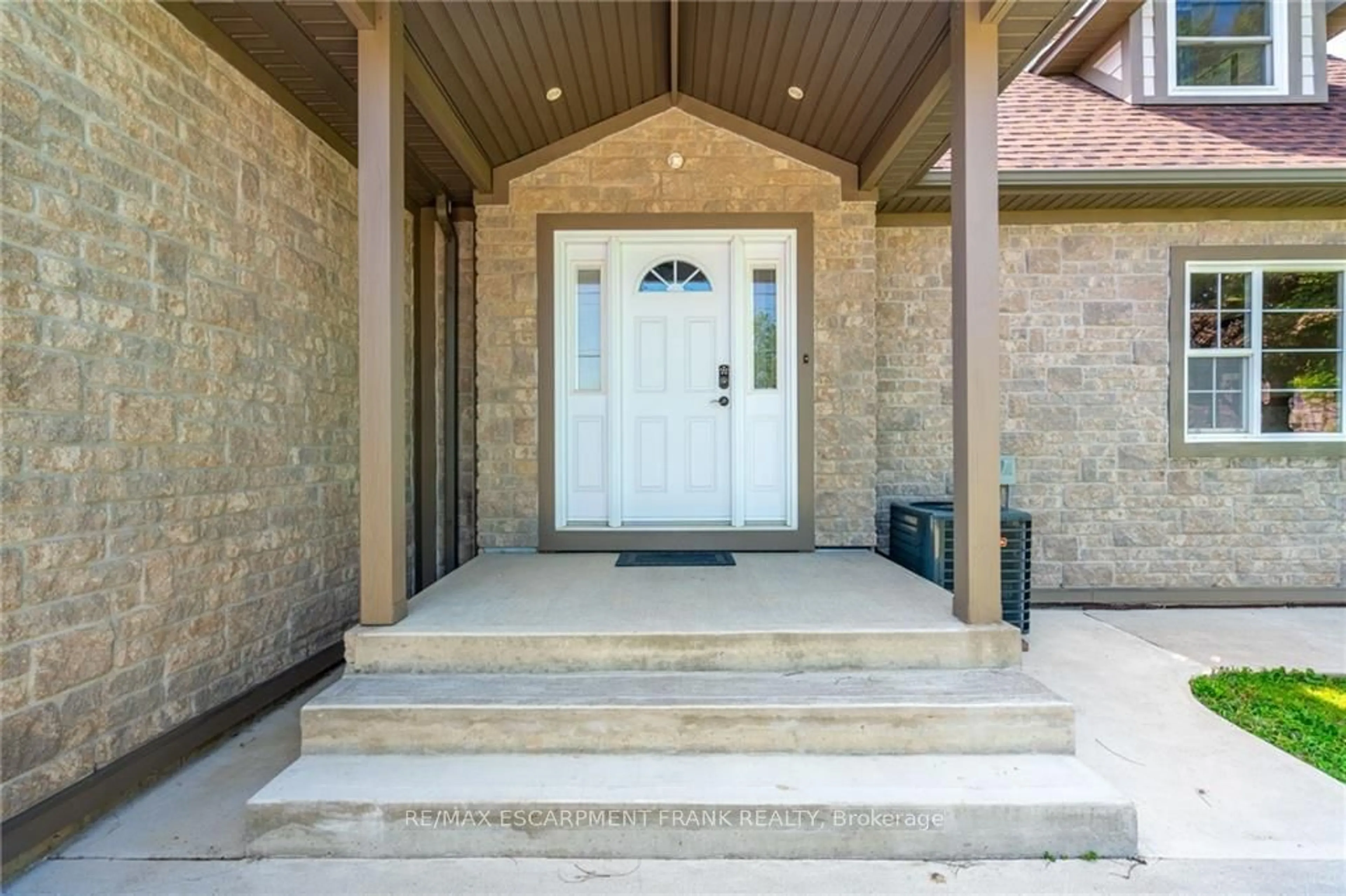 Indoor entryway for 3324 Homestead Dr, Hamilton Ontario L0R 1W0