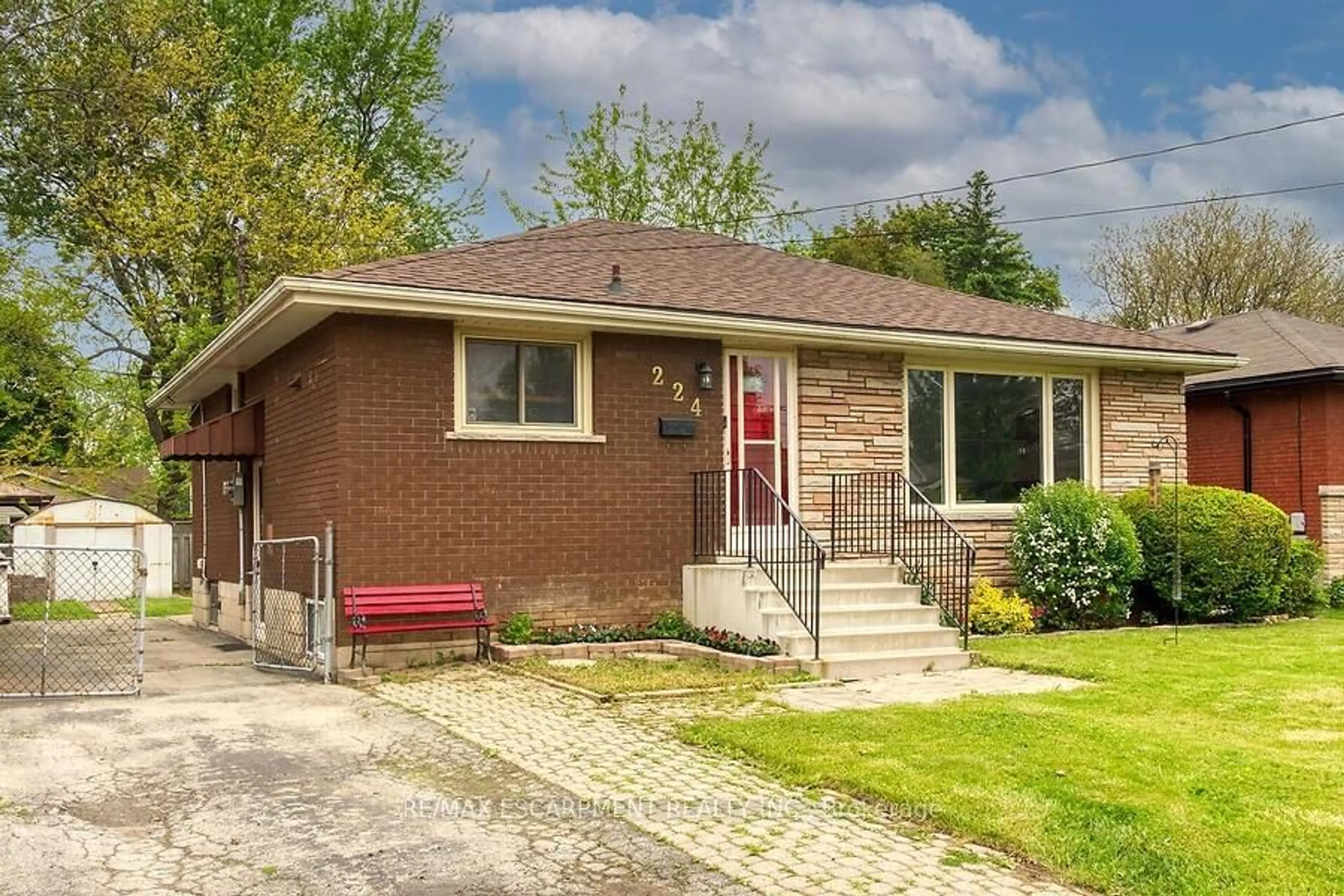 Home with brick exterior material for 224 West 18th St, Hamilton Ontario L9C 4G9