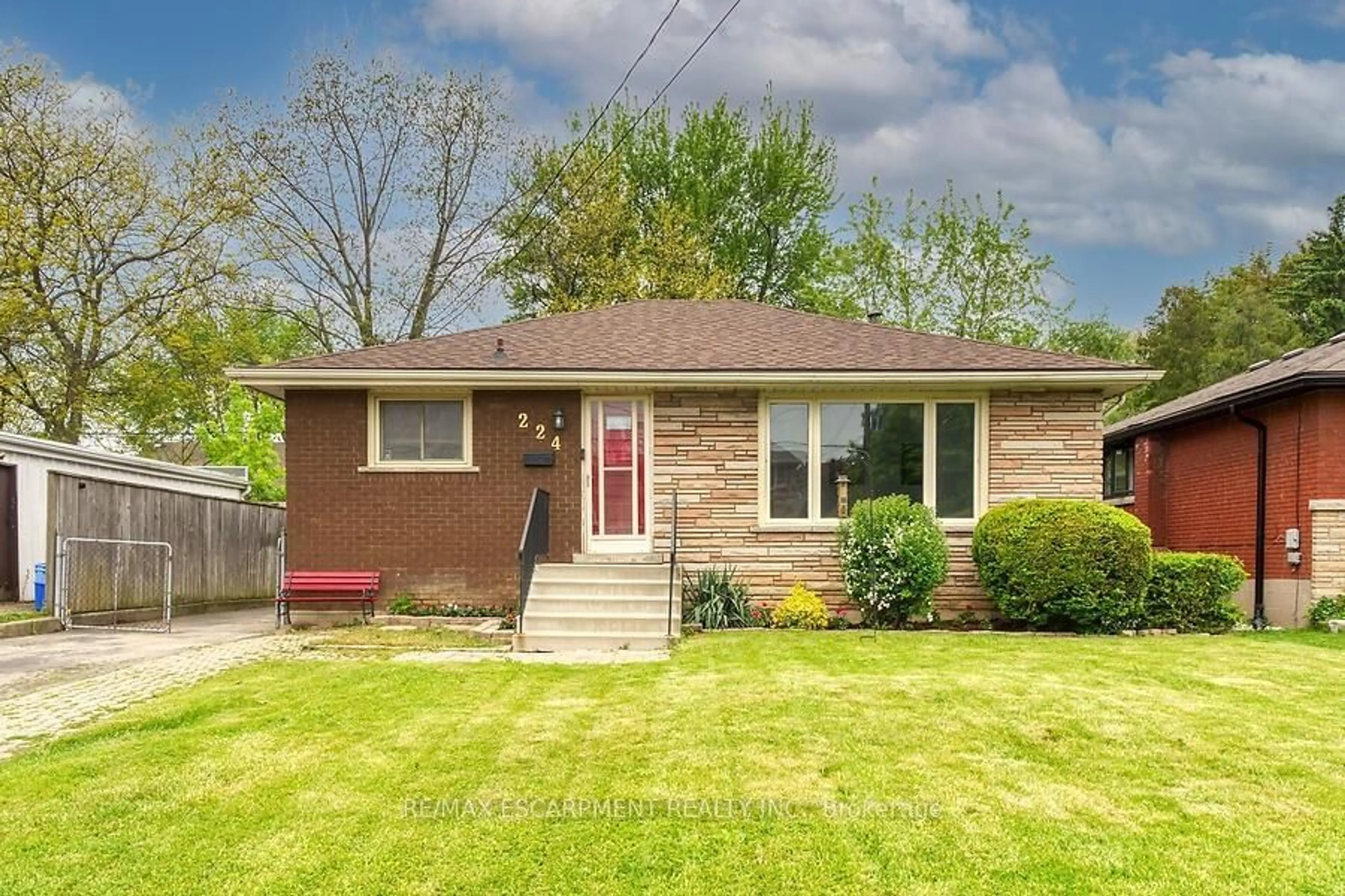 Frontside or backside of a home for 224 West 18th St, Hamilton Ontario L9C 4G9