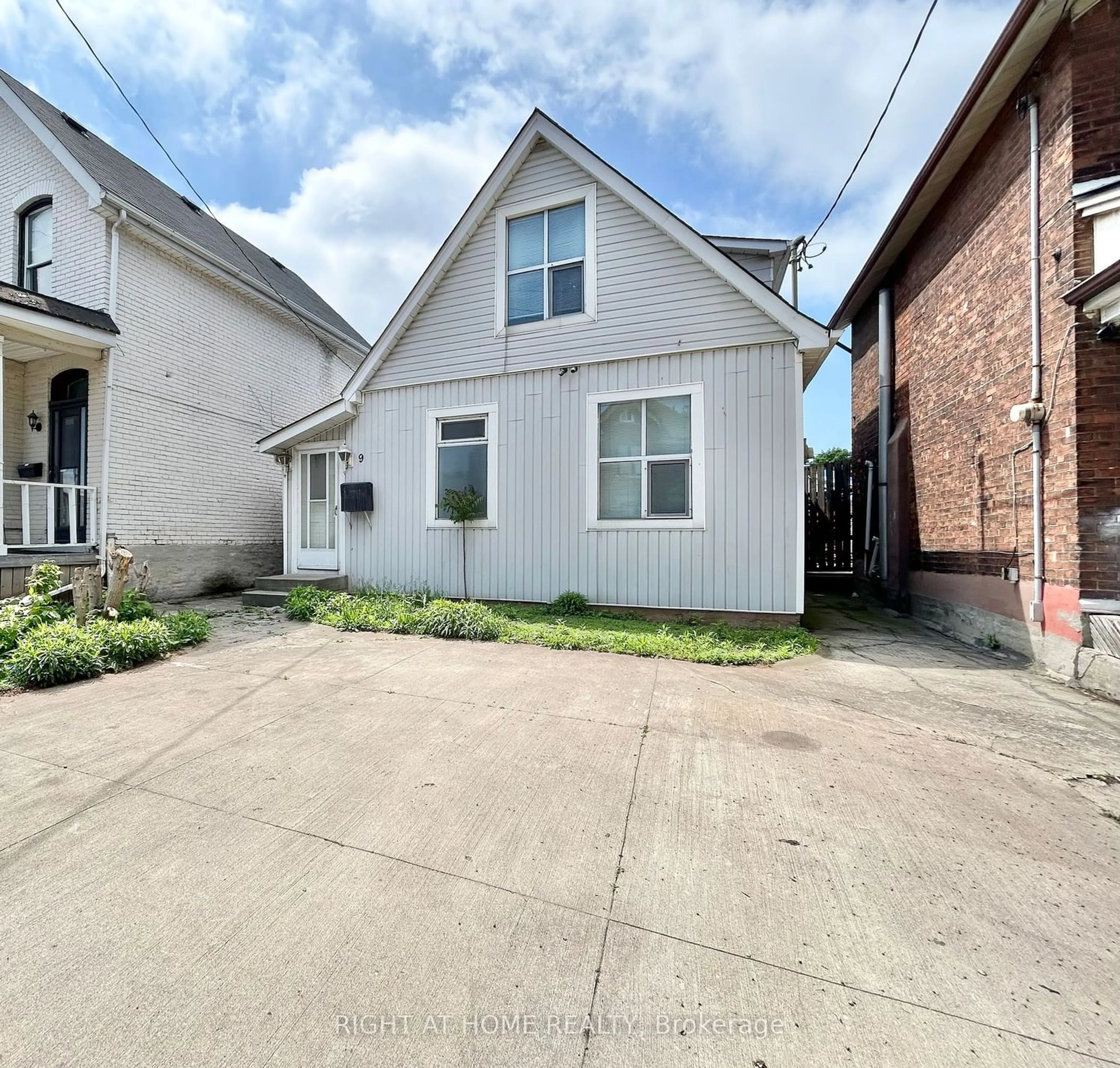 Frontside or backside of a home for 9 Oak Ave, Hamilton Ontario L8L 5M7