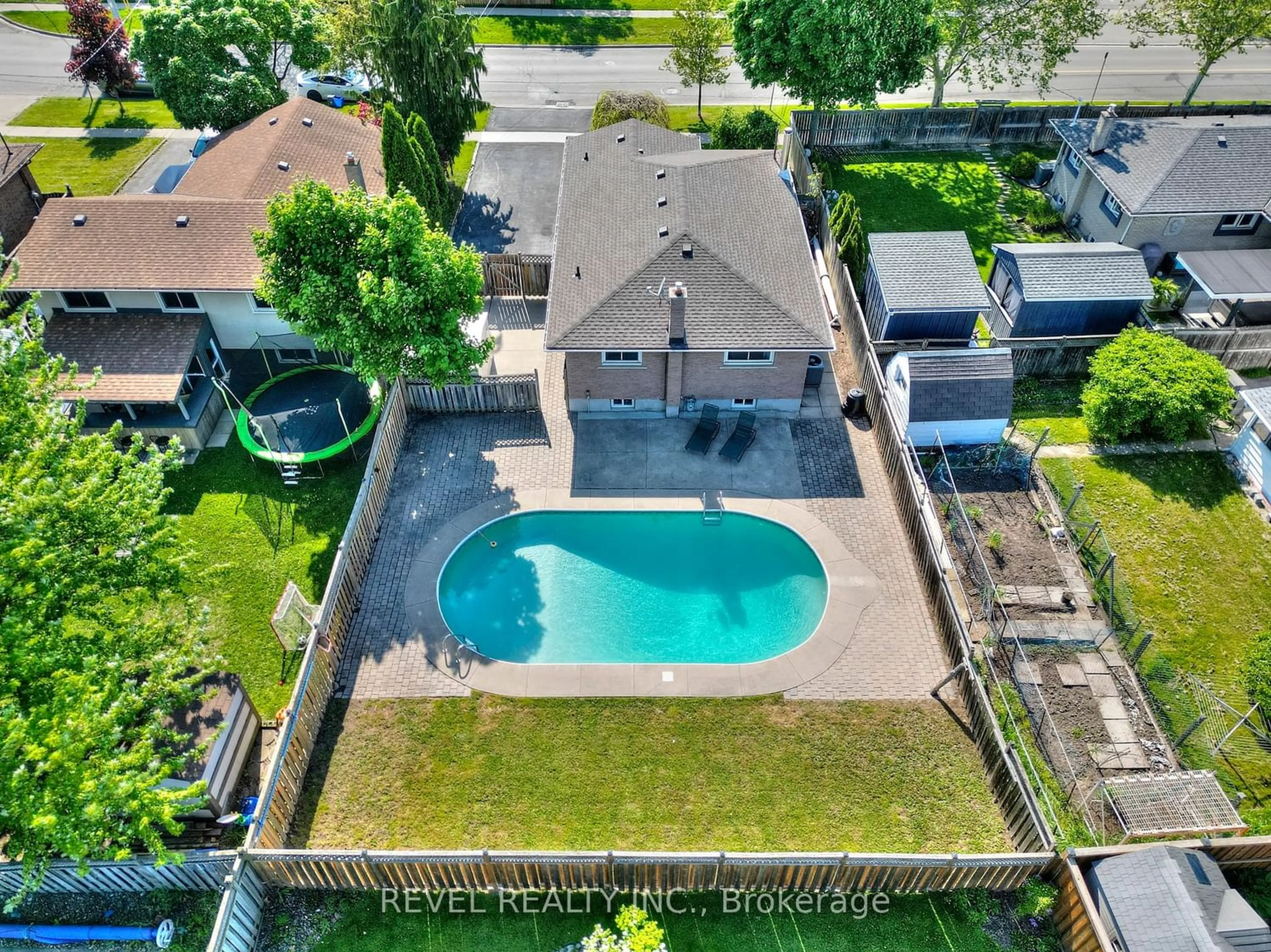 Indoor or outdoor pool for 139 Woodrow St, St. Catharines Ontario L2P 3R4