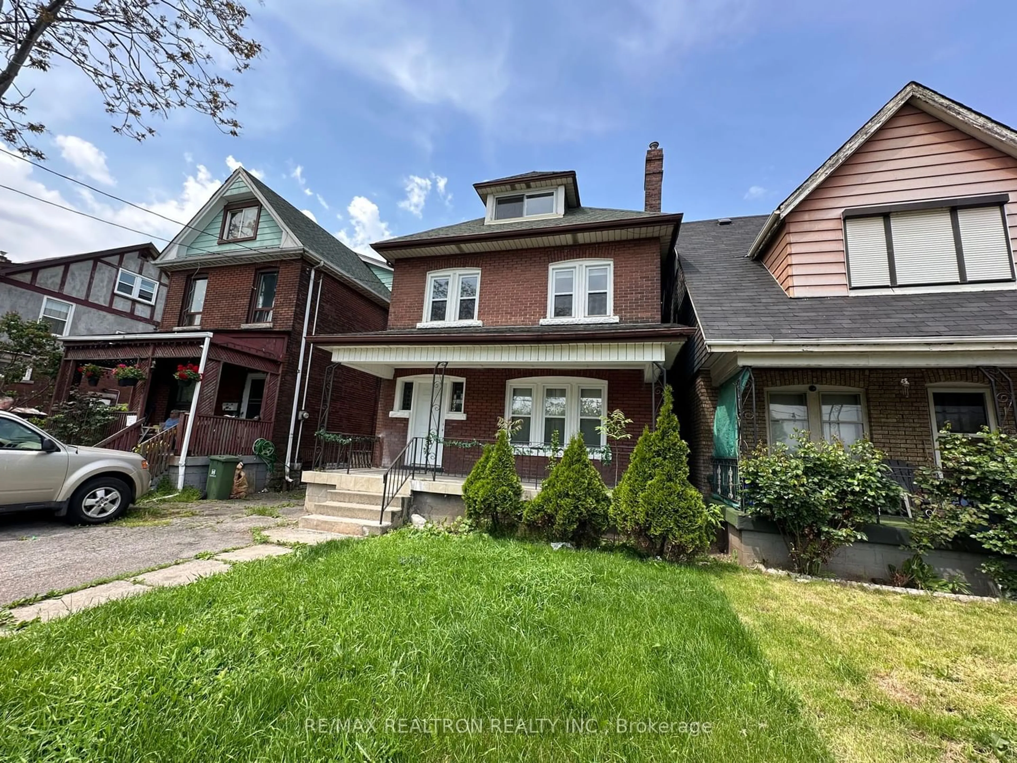 Frontside or backside of a home for 155 Stirton St, Hamilton Ontario L8L 6G5