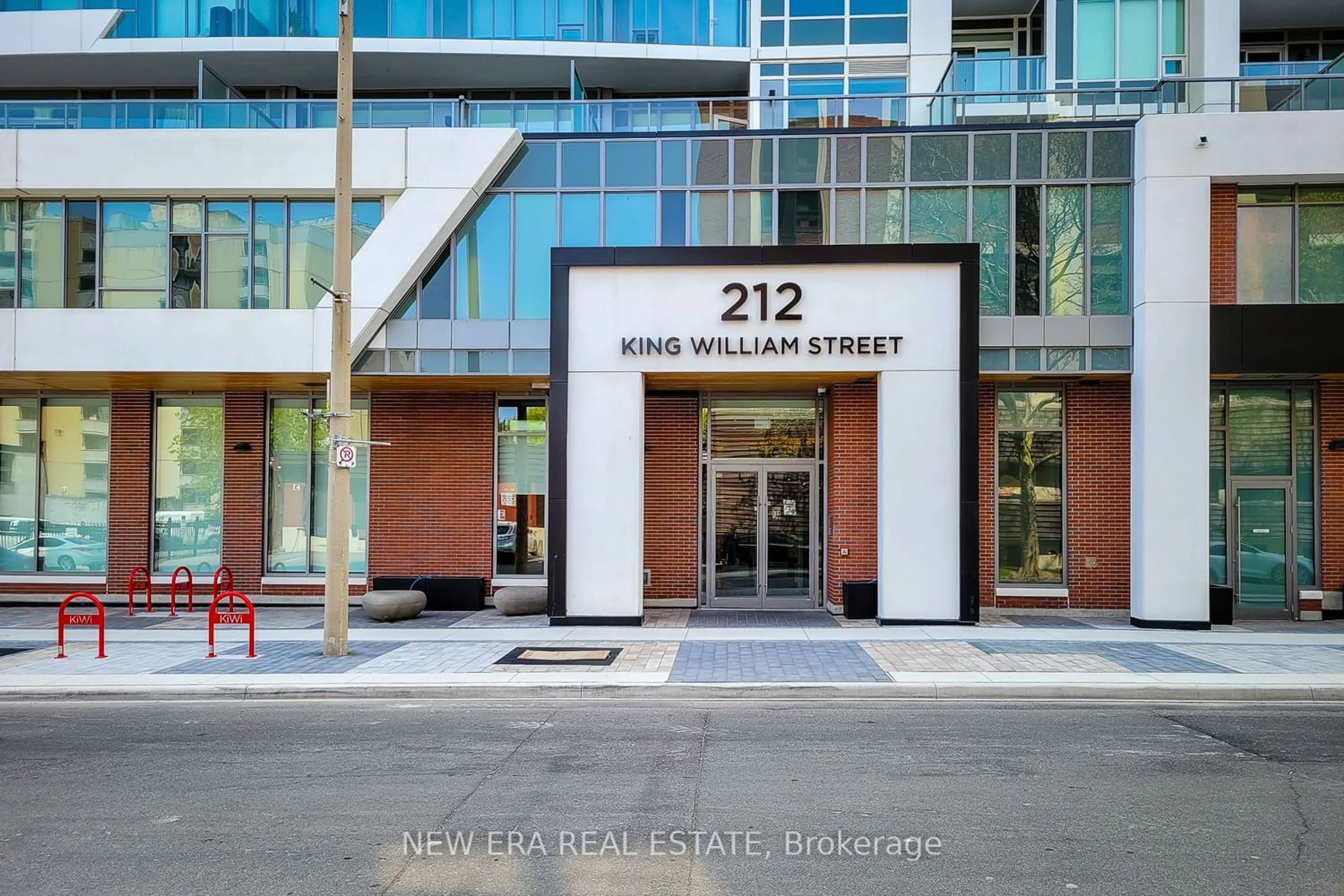 Indoor foyer for 212 King William St #521, Hamilton Ontario L8N 1B5