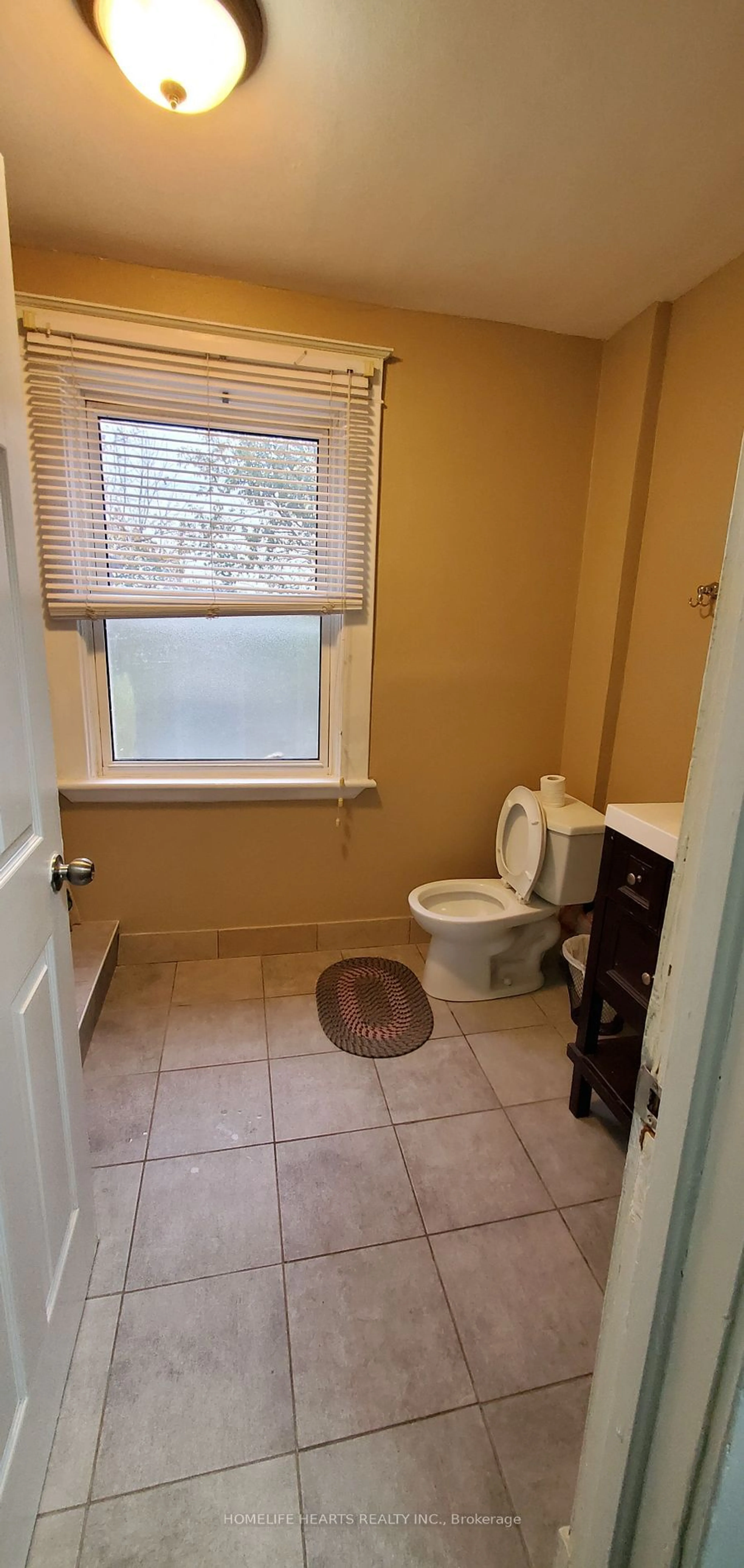 Standard bathroom for 4540 Second Ave, Niagara Falls Ontario L2E 4H4