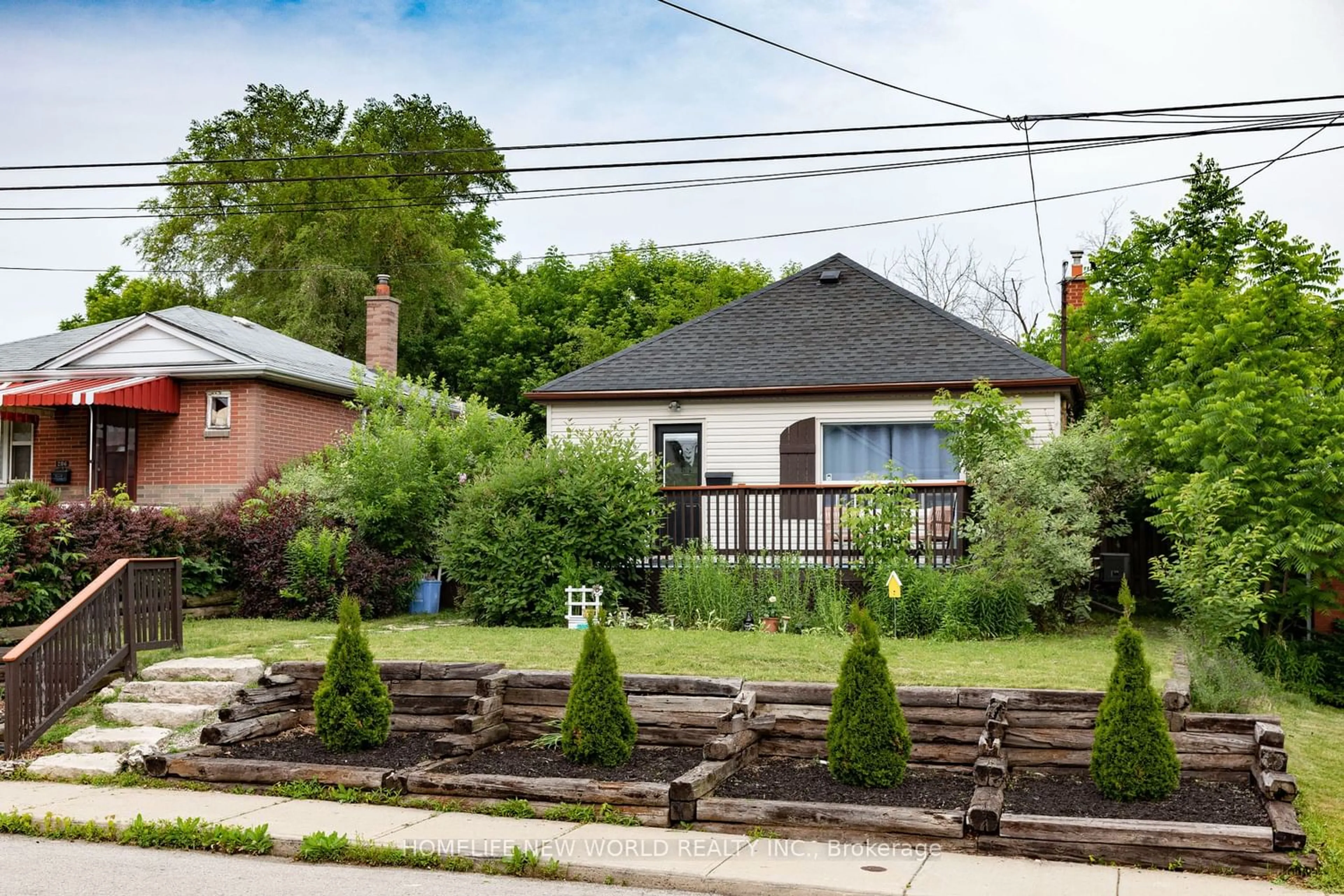 Frontside or backside of a home for 284 East 25th St, Hamilton Ontario L8V 3A7
