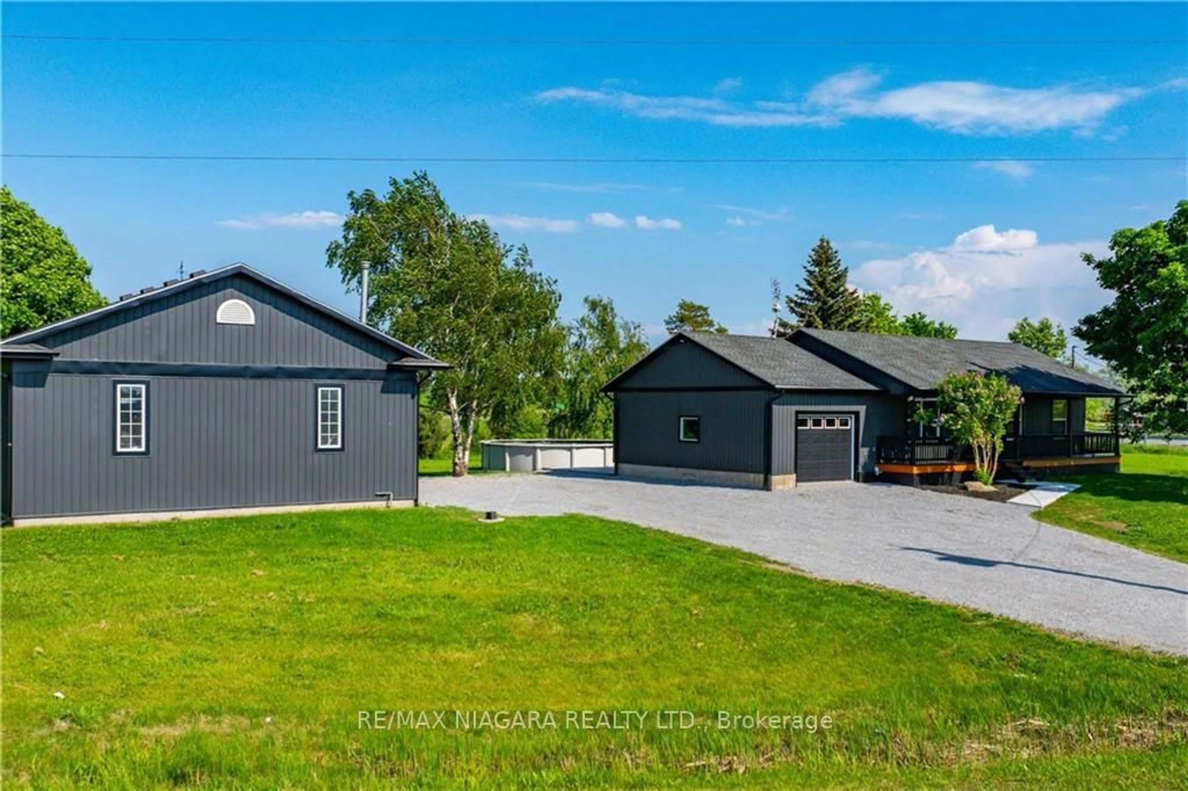 Indoor garage for 1033 Neff Rd, Port Colborne Ontario L0S 1R0