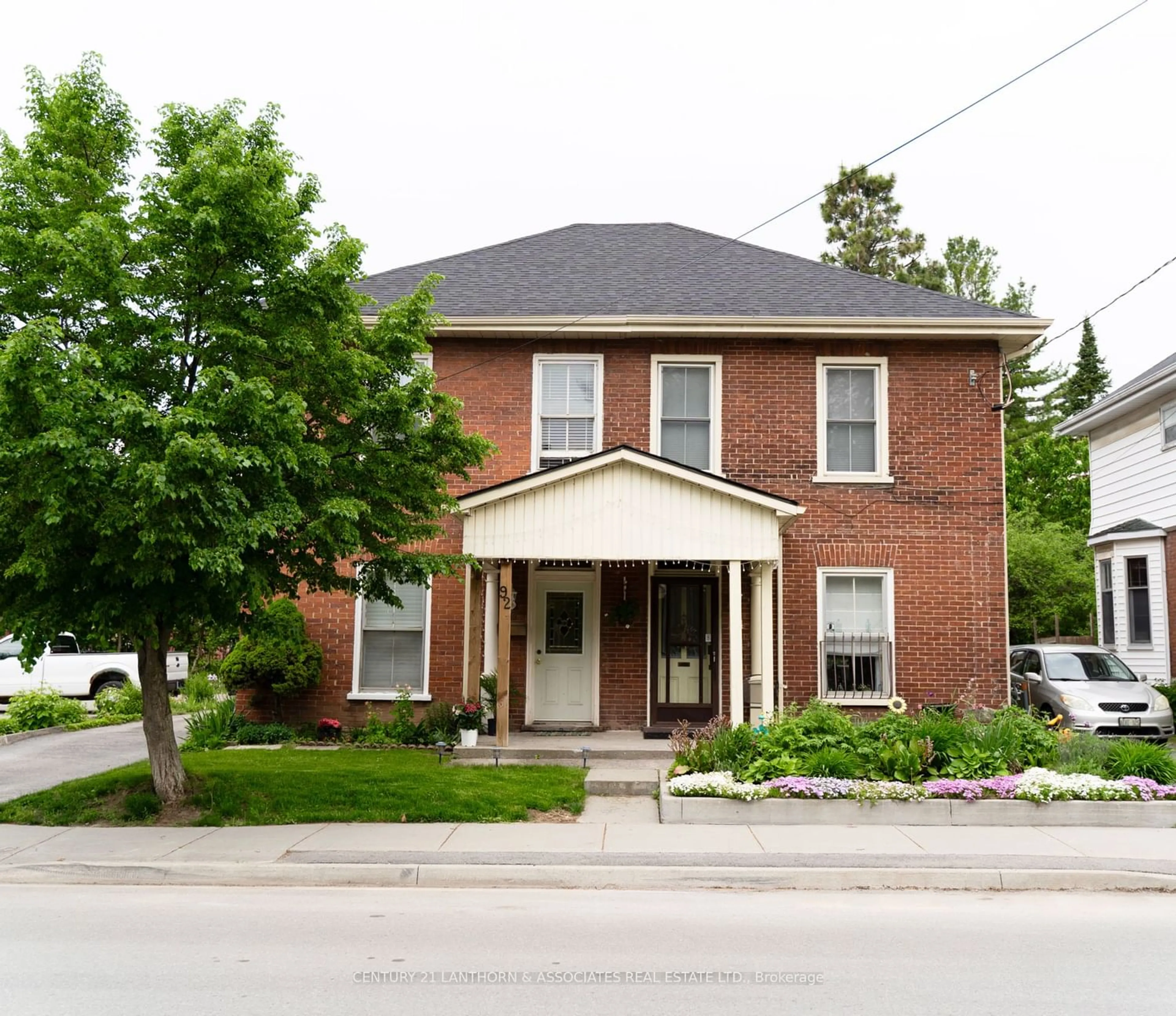 Home with brick exterior material for 92 Cedar St, Belleville Ontario K8P 3M4