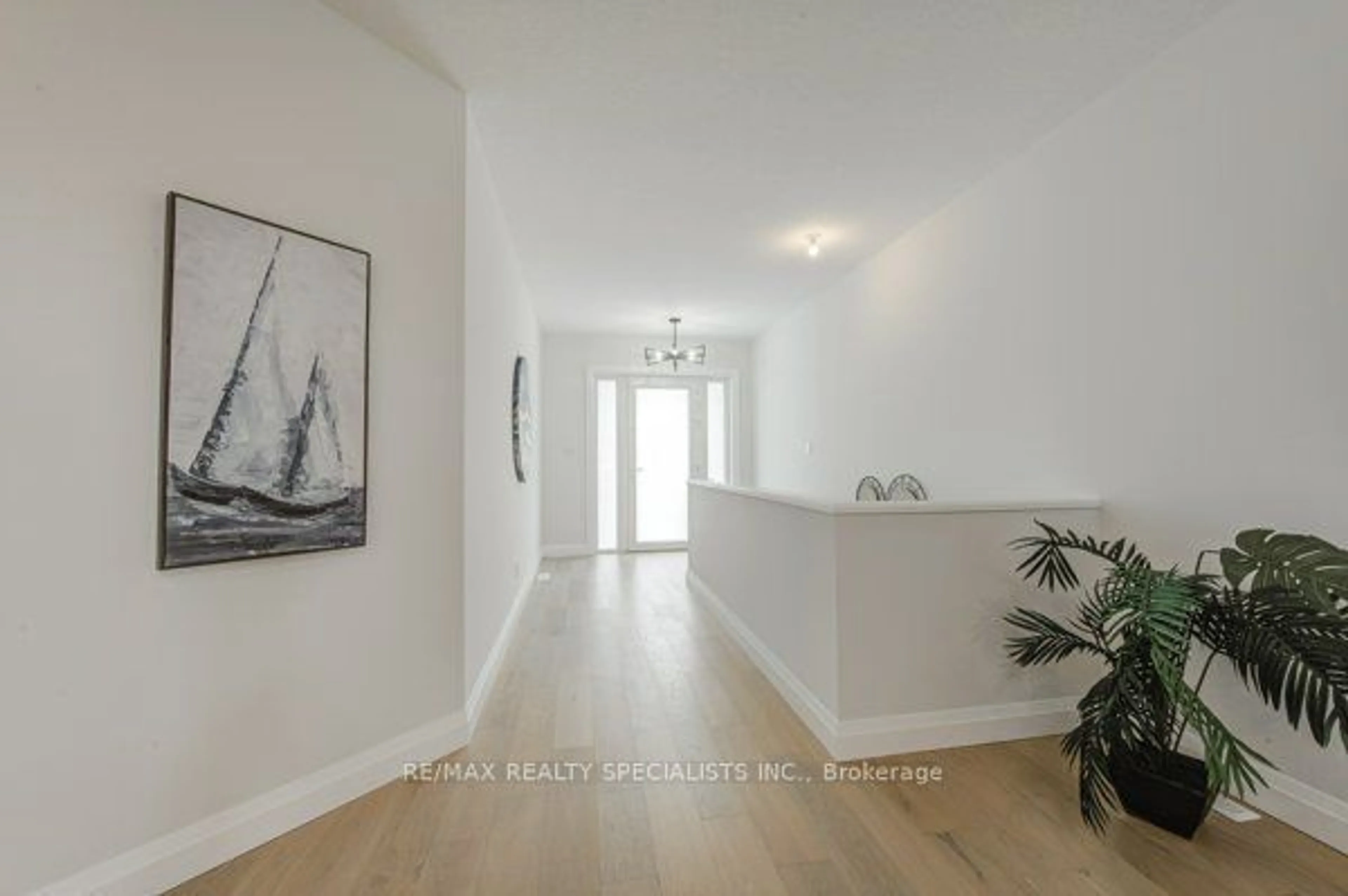 Indoor entryway for 42 Alexander Circ, Strathroy-Caradoc Ontario N7G 2J3