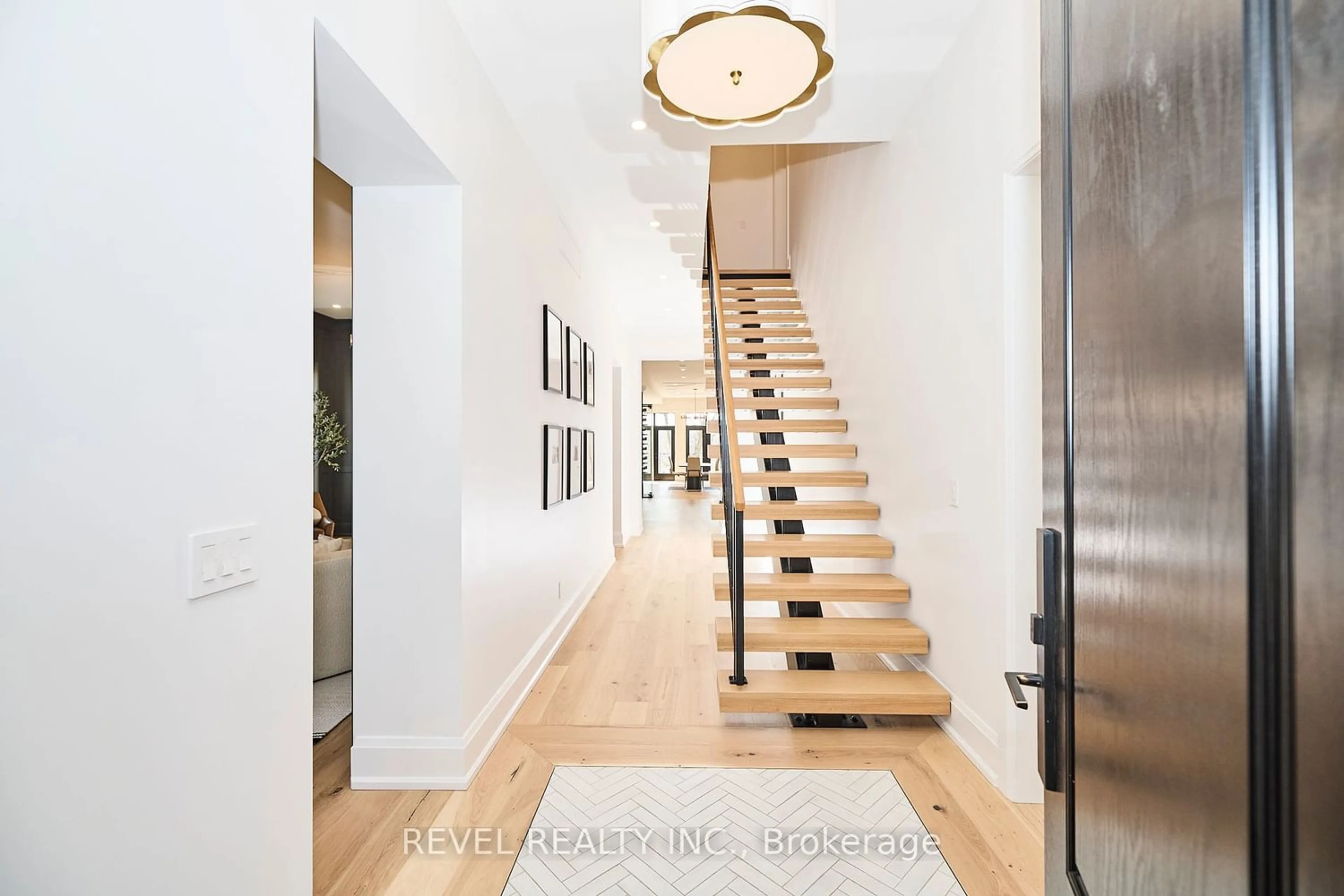 Indoor foyer for 29 Yates St, St. Catharines Ontario L2R 5R3