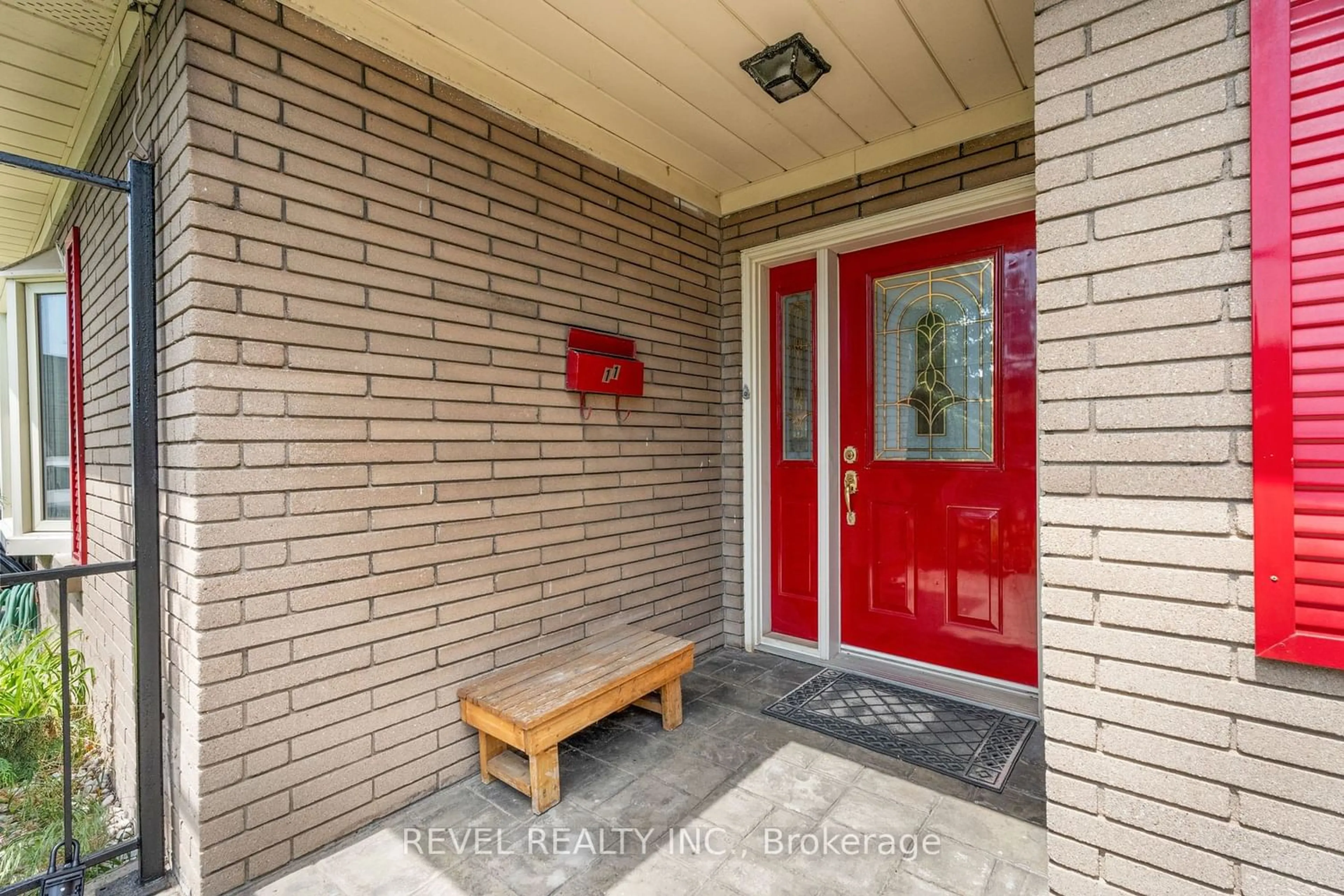 Indoor entryway for 11 Meadowvale Dr, St. Catharines Ontario L2N 3Z6