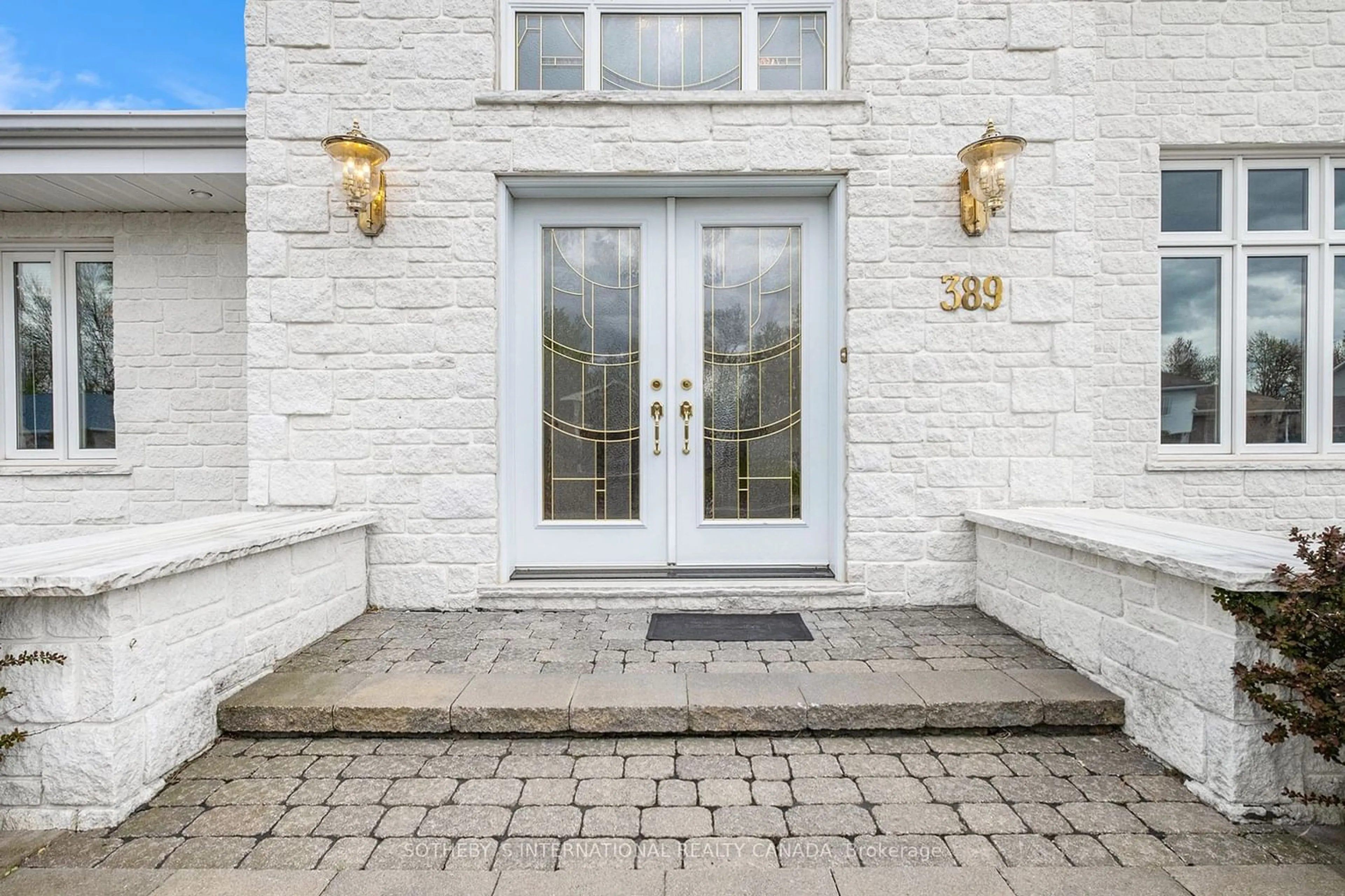 Indoor entryway for 389 Albert St, Hawkesbury Ontario K6A 3J9