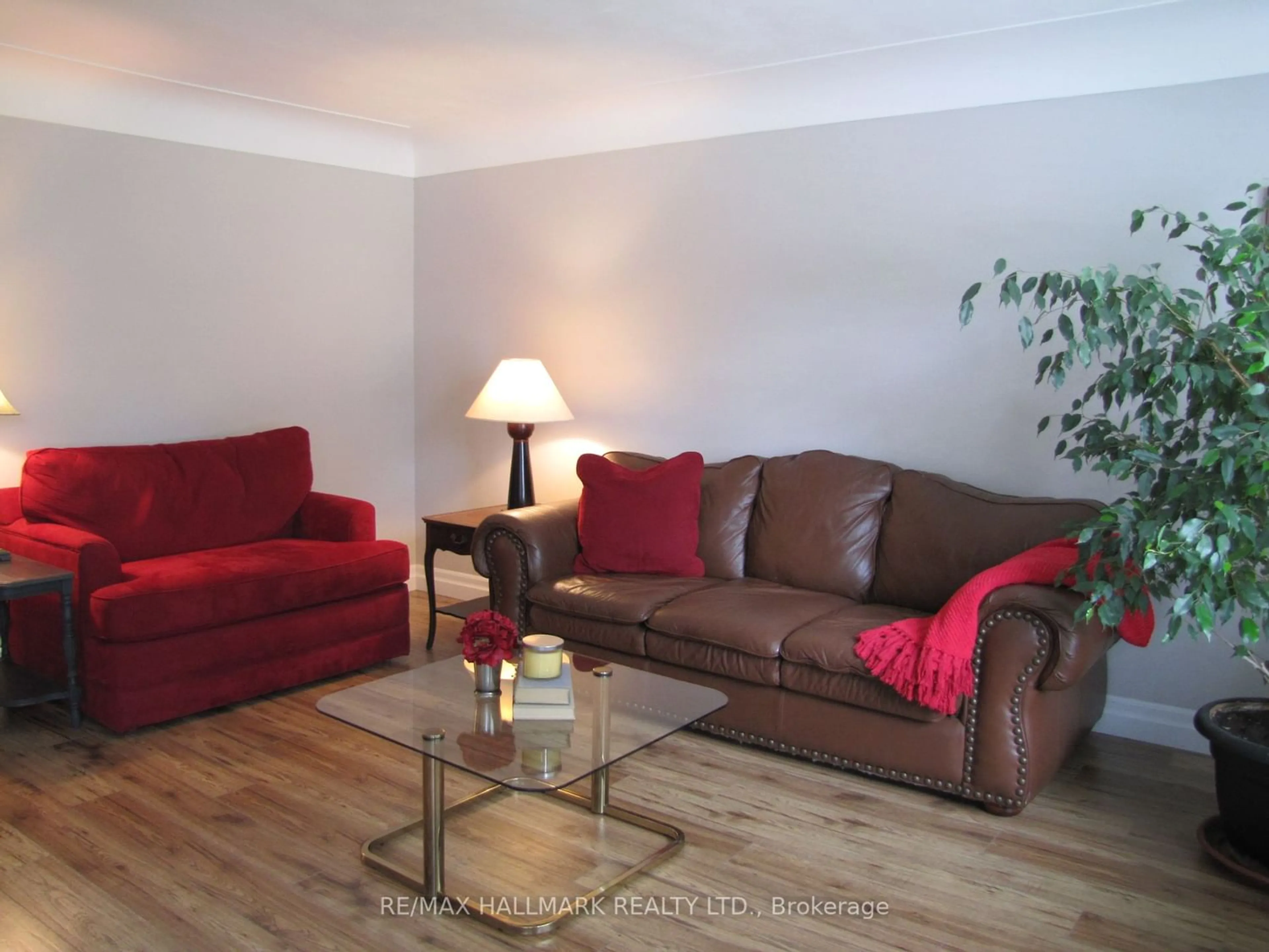 Living room for 33 Newark Ave, Hamilton Ontario L8K 3Y5