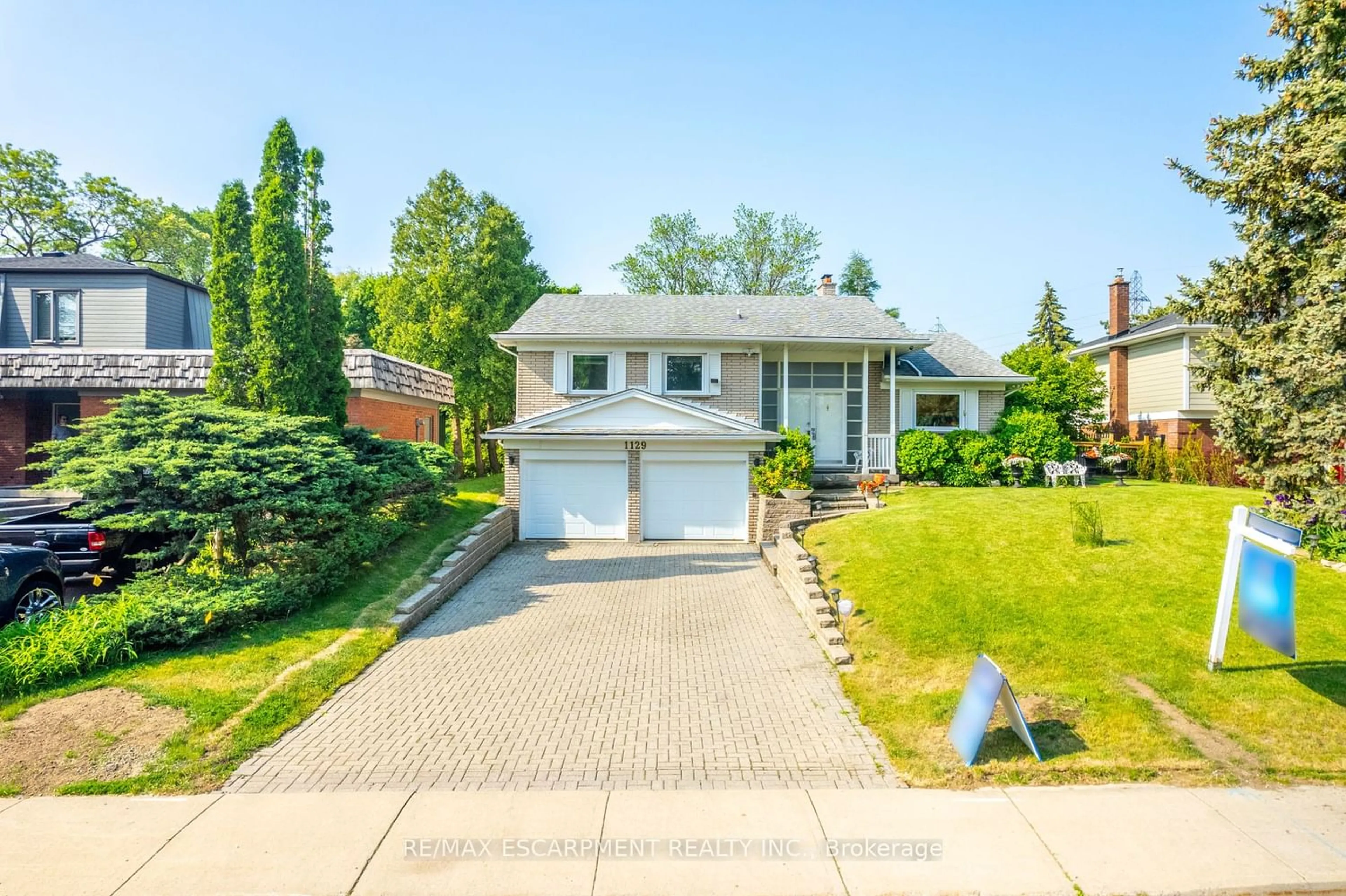 Frontside or backside of a home for 1129 Scenic Dr, Hamilton Ontario L9C 1H8