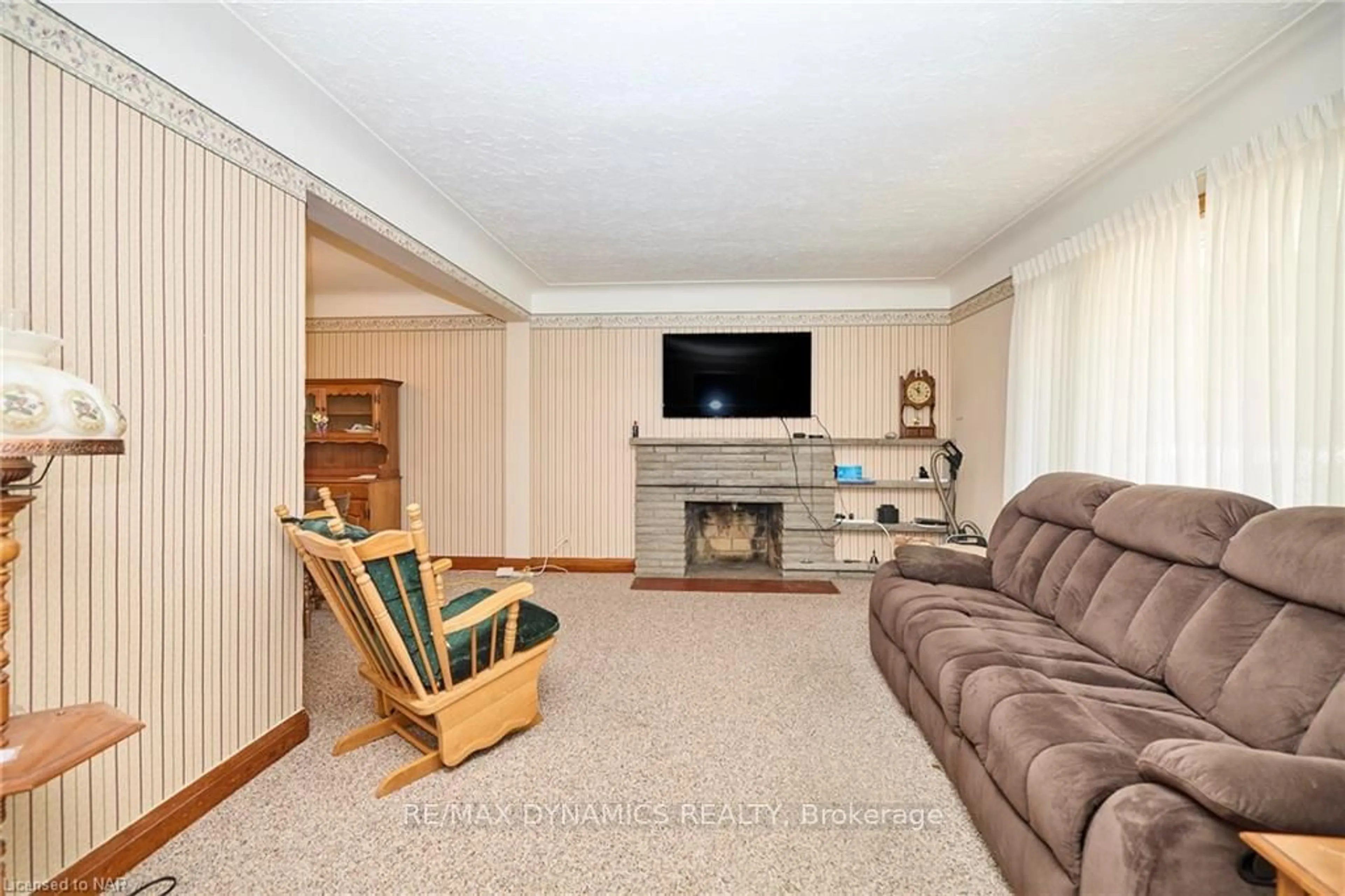 Living room for 6357 Dorchester Rd, Niagara Falls Ontario L2G 5T4