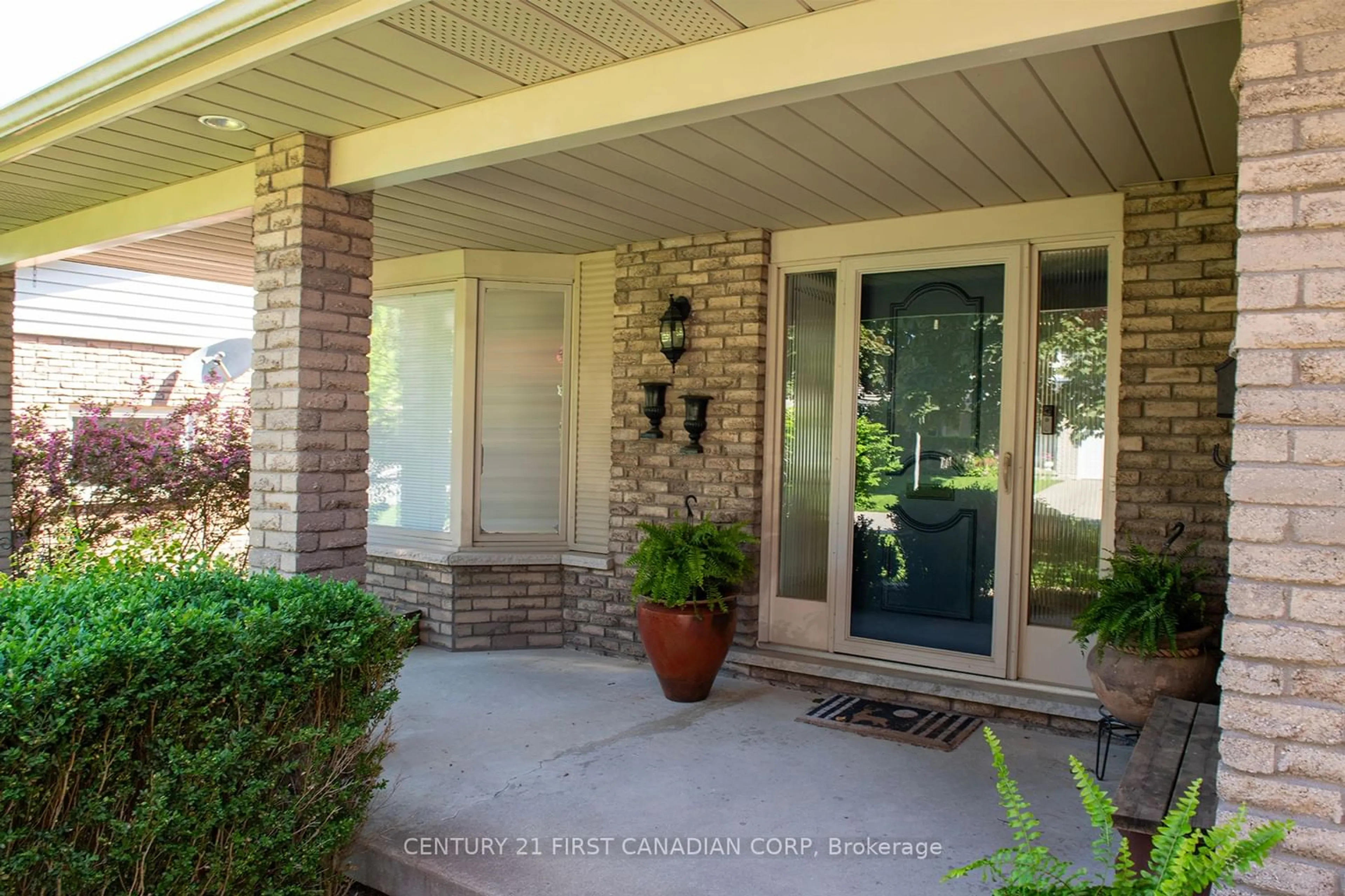 Indoor entryway for 66 Pinegrove Cres, London Ontario N6J 3Y9