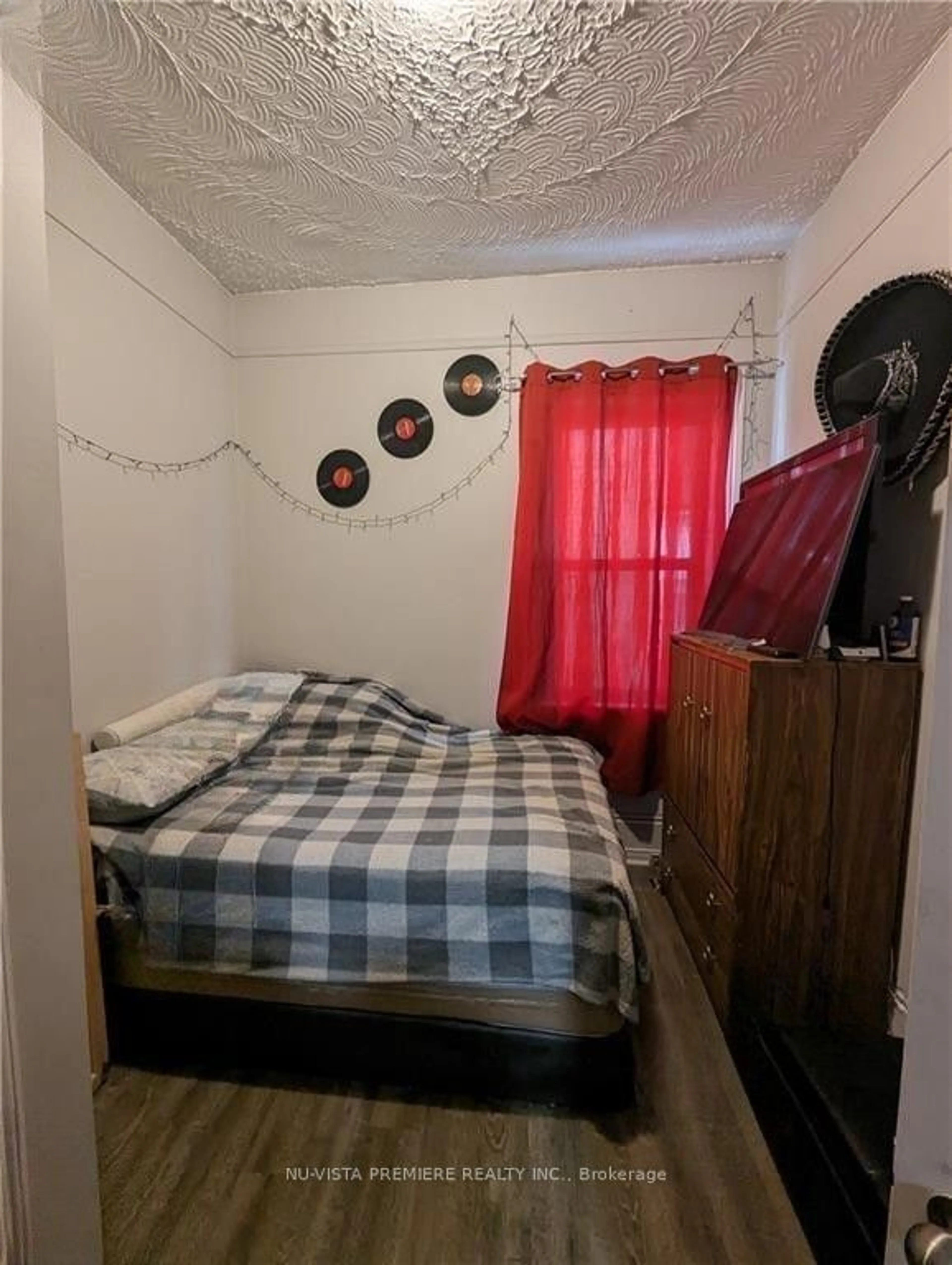 A pic of a room for 702 Adelaide St, London Ontario N5Y 2L5