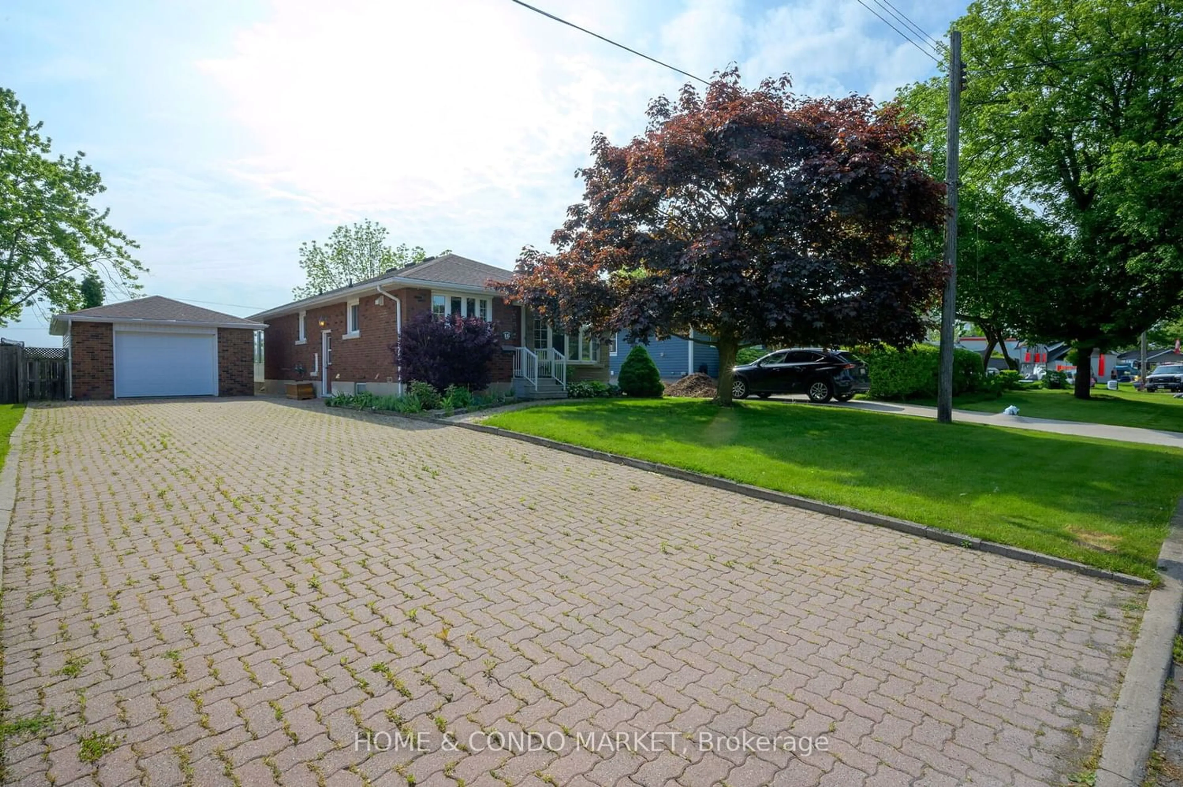 A pic from outside/outdoor area/front of a property/back of a property/a pic from drone, street for 16 Greenhill Dr, Thorold Ontario L2V 1W5
