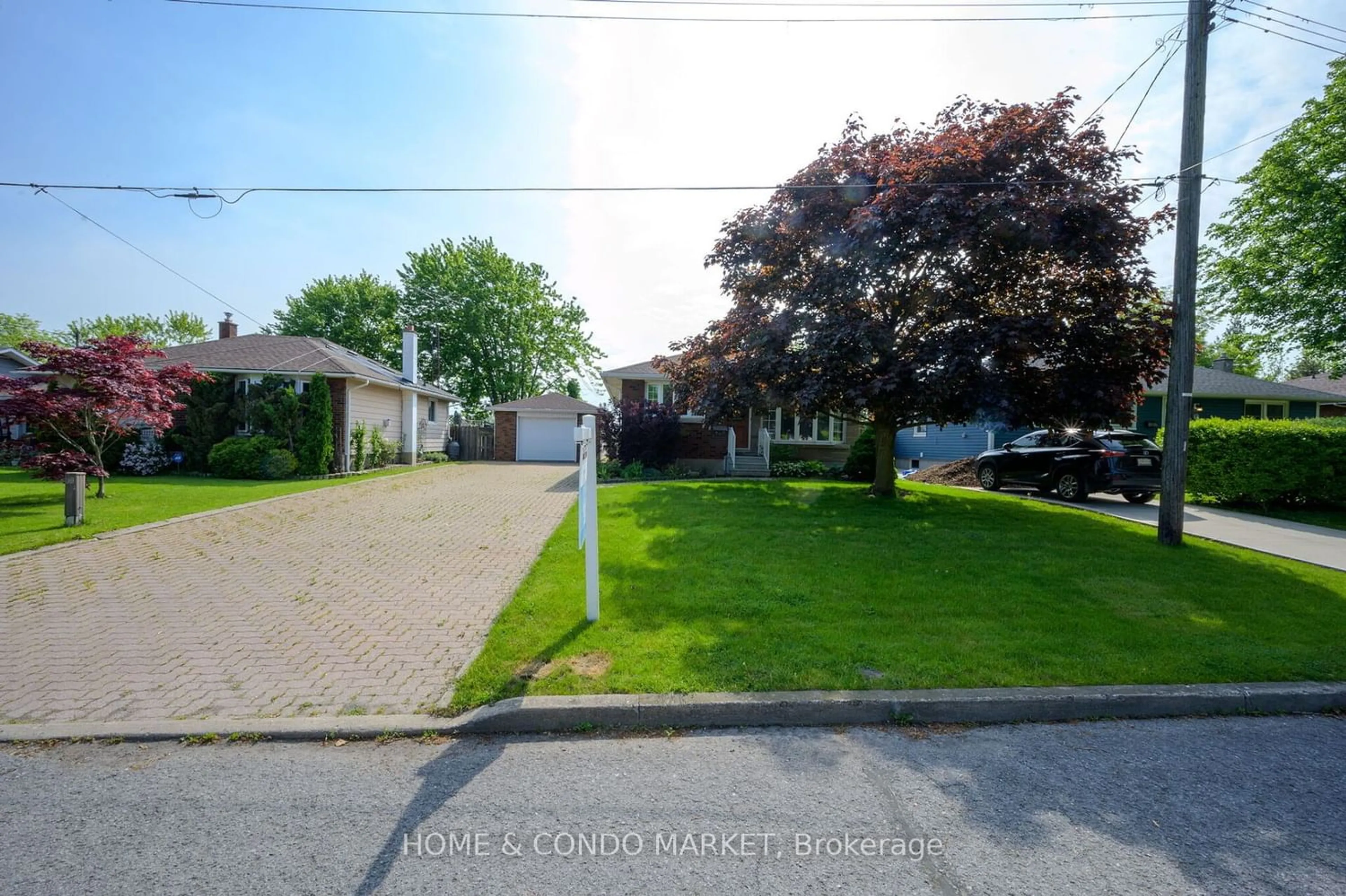 A pic from outside/outdoor area/front of a property/back of a property/a pic from drone, street for 16 Greenhill Dr, Thorold Ontario L2V 1W5