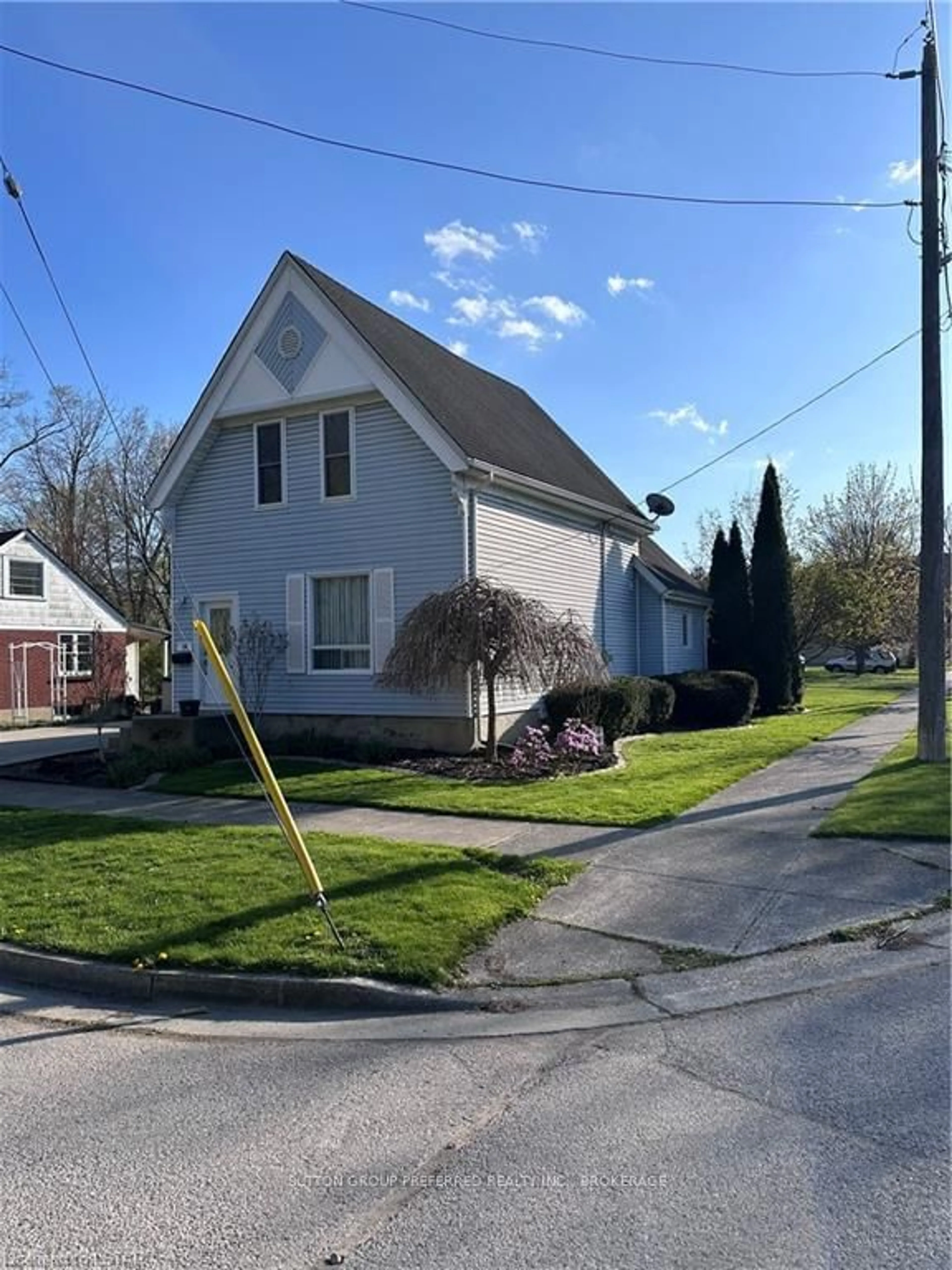 A pic from outside/outdoor area/front of a property/back of a property/a pic from drone, street for 16 EDITH St, London Ontario N6H 2E8