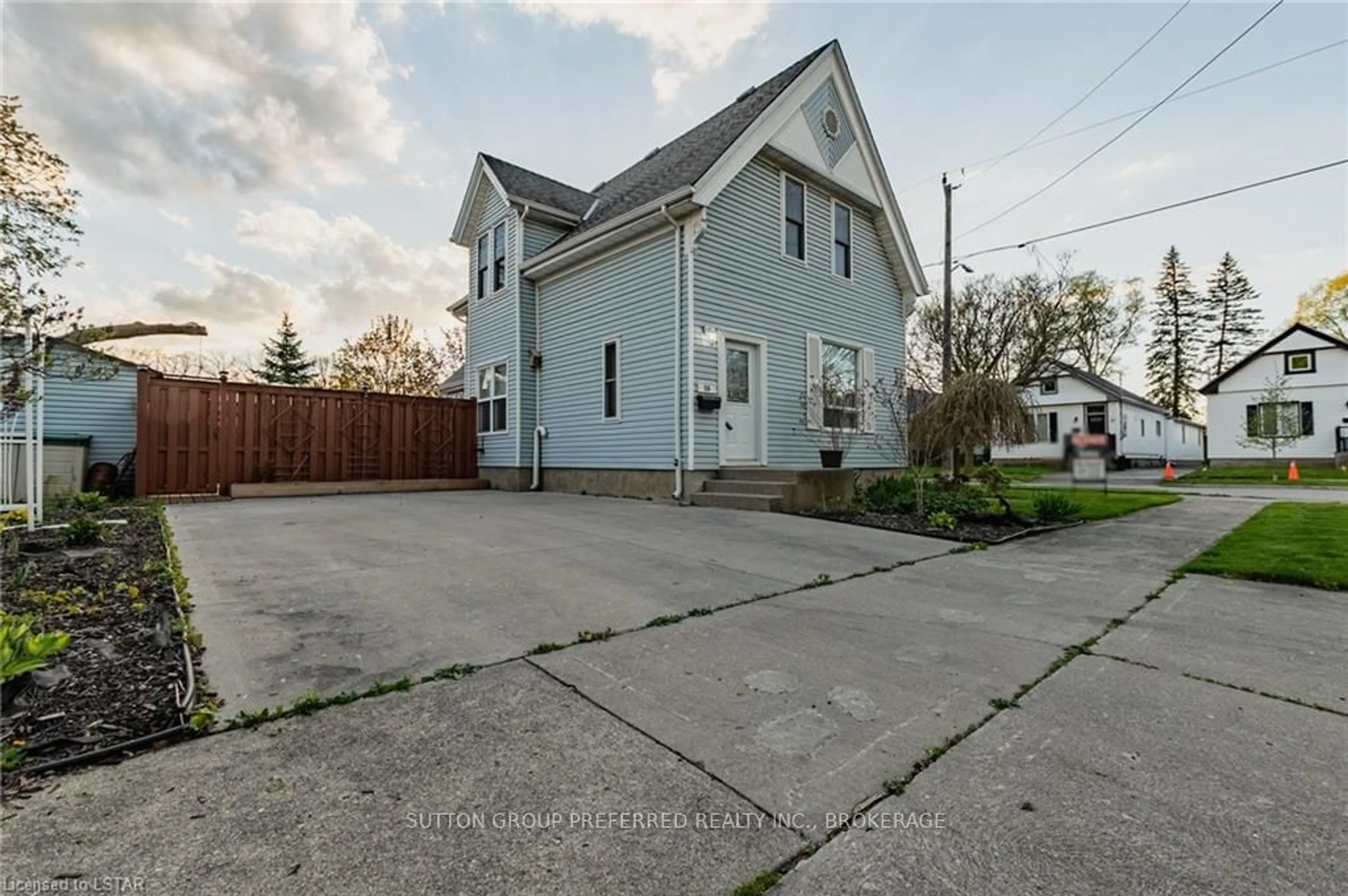 A pic from outside/outdoor area/front of a property/back of a property/a pic from drone, street for 16 EDITH St, London Ontario N6H 2E8