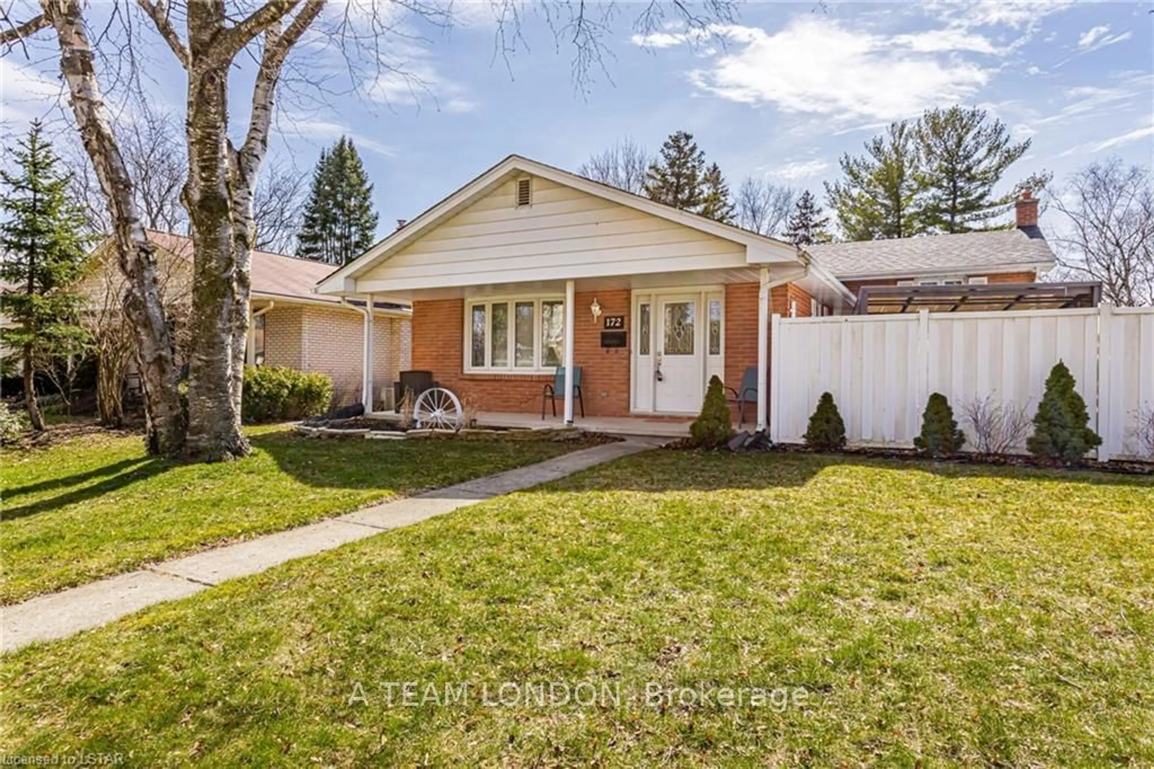 Frontside or backside of a home for 172 Wakefield Cres, London Ontario N5X 1Z8