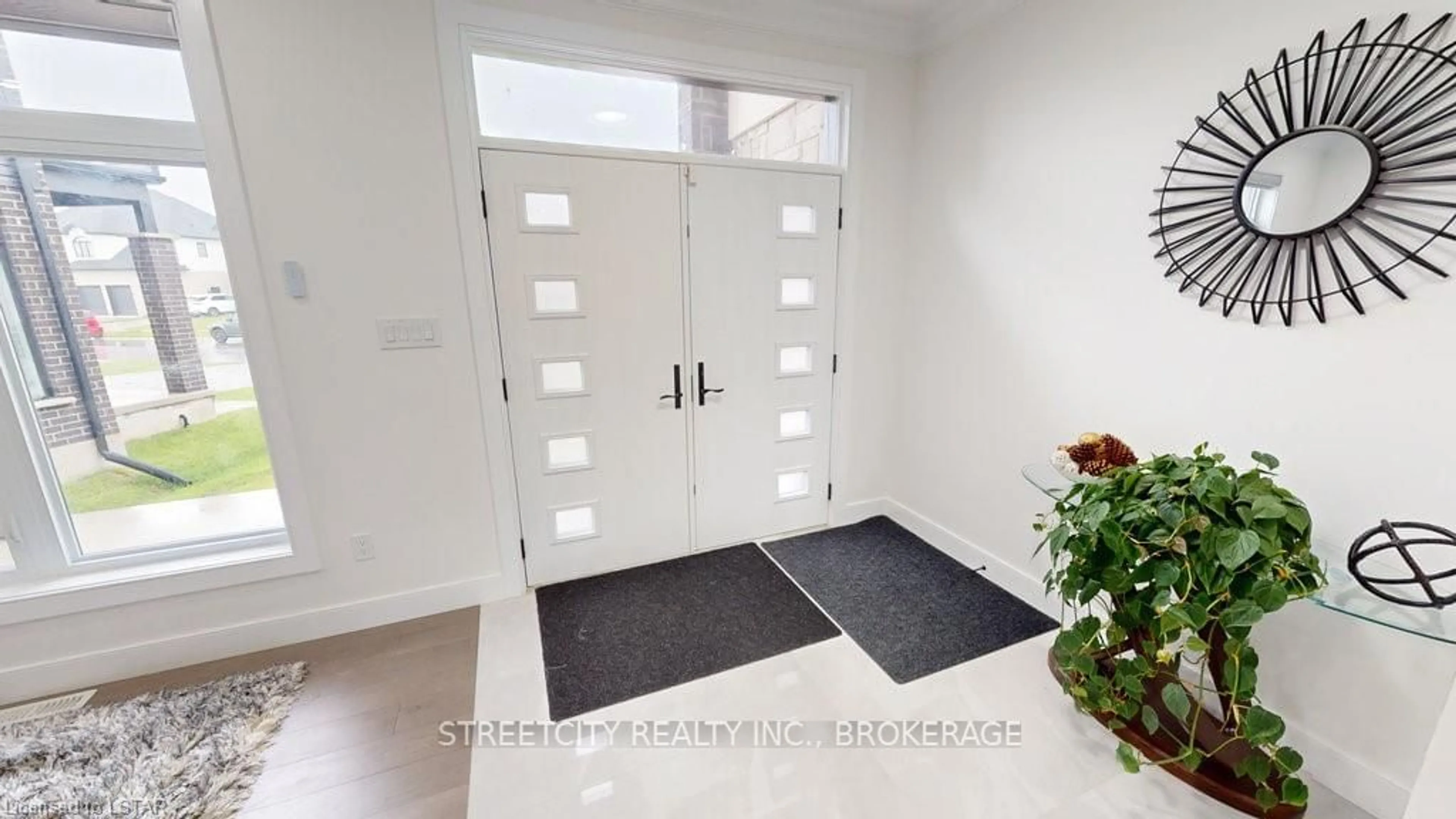 Indoor entryway for 1460 Medway Park Dr, London Ontario N6G 0C8