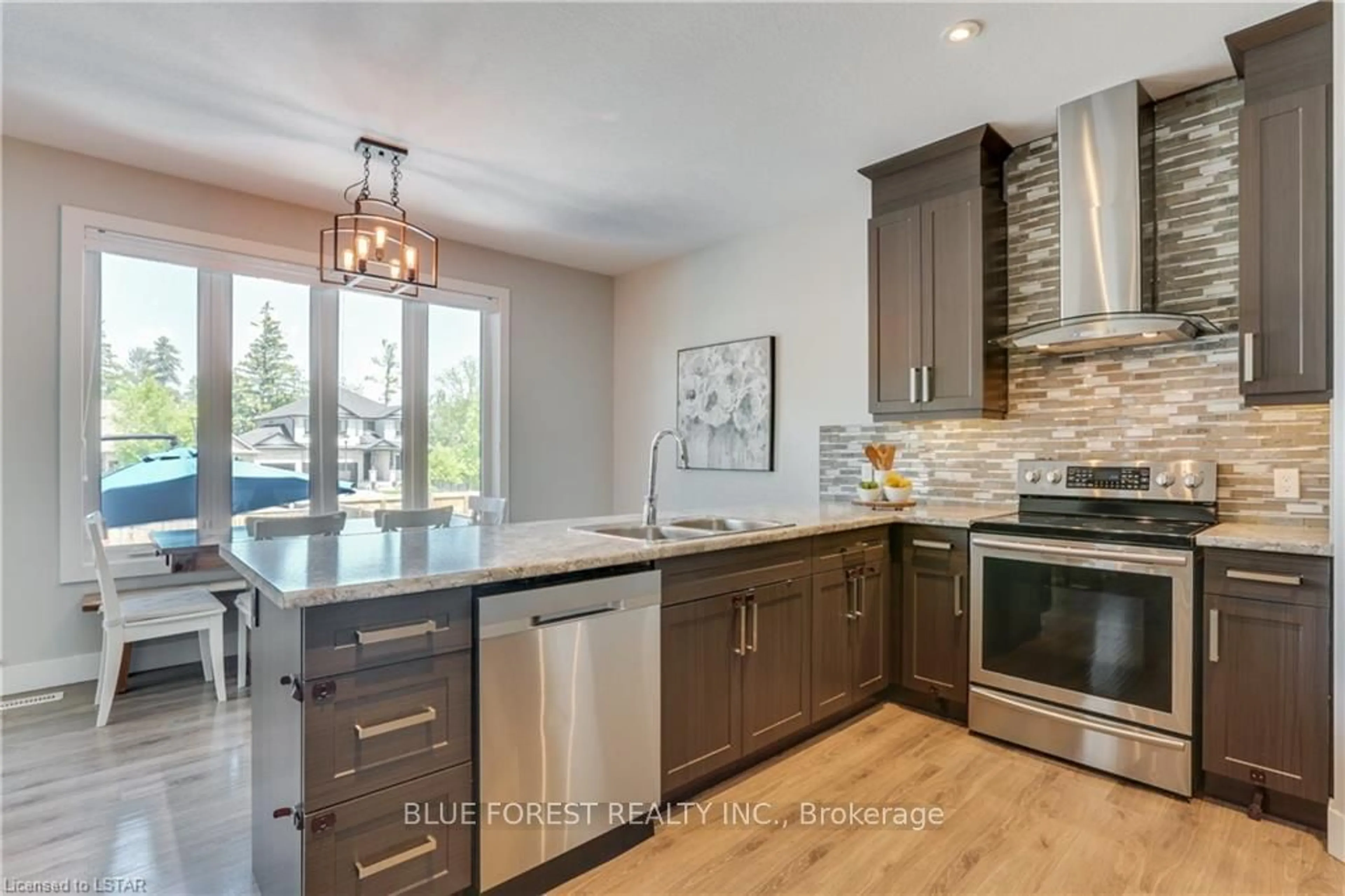 Contemporary kitchen for 2409 Seven Oaks Ridge, London Ontario N6M 0E4