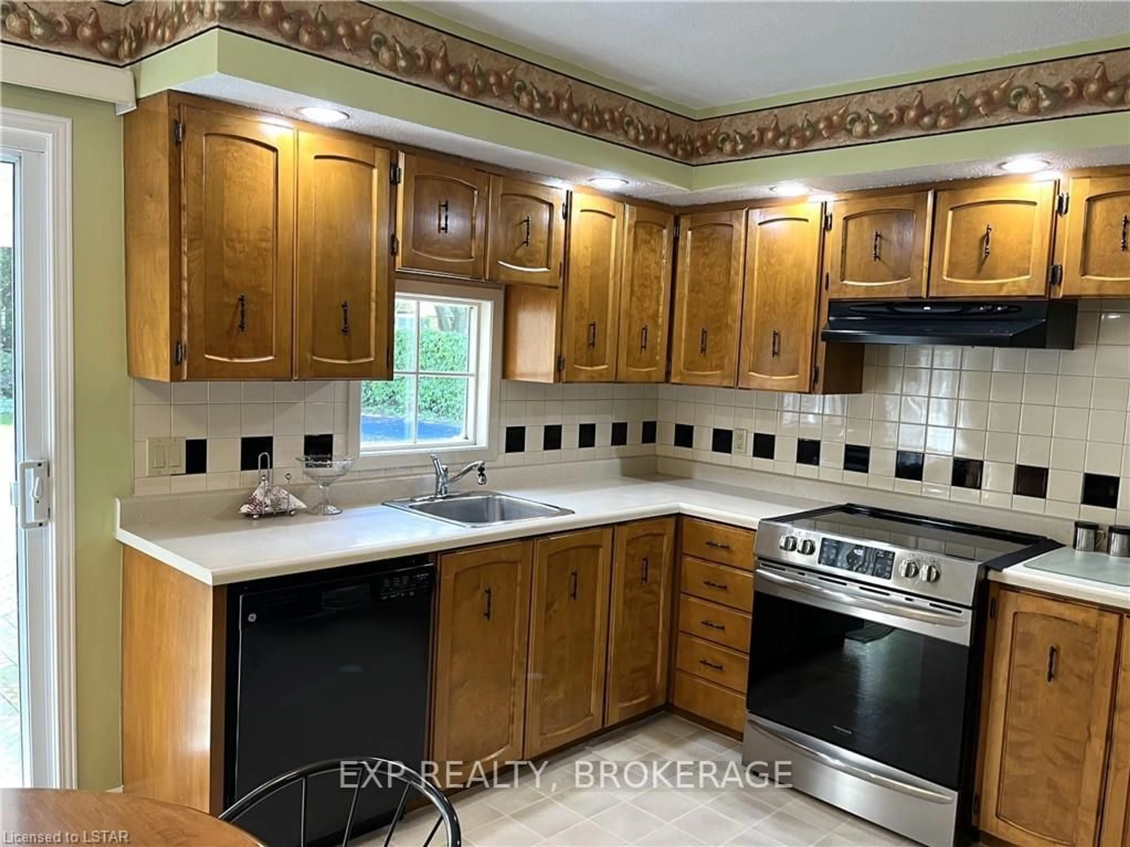 Standard kitchen, wood floors, cottage for 414 SIMCOE ST St, Warwick Ontario N0M 2S0