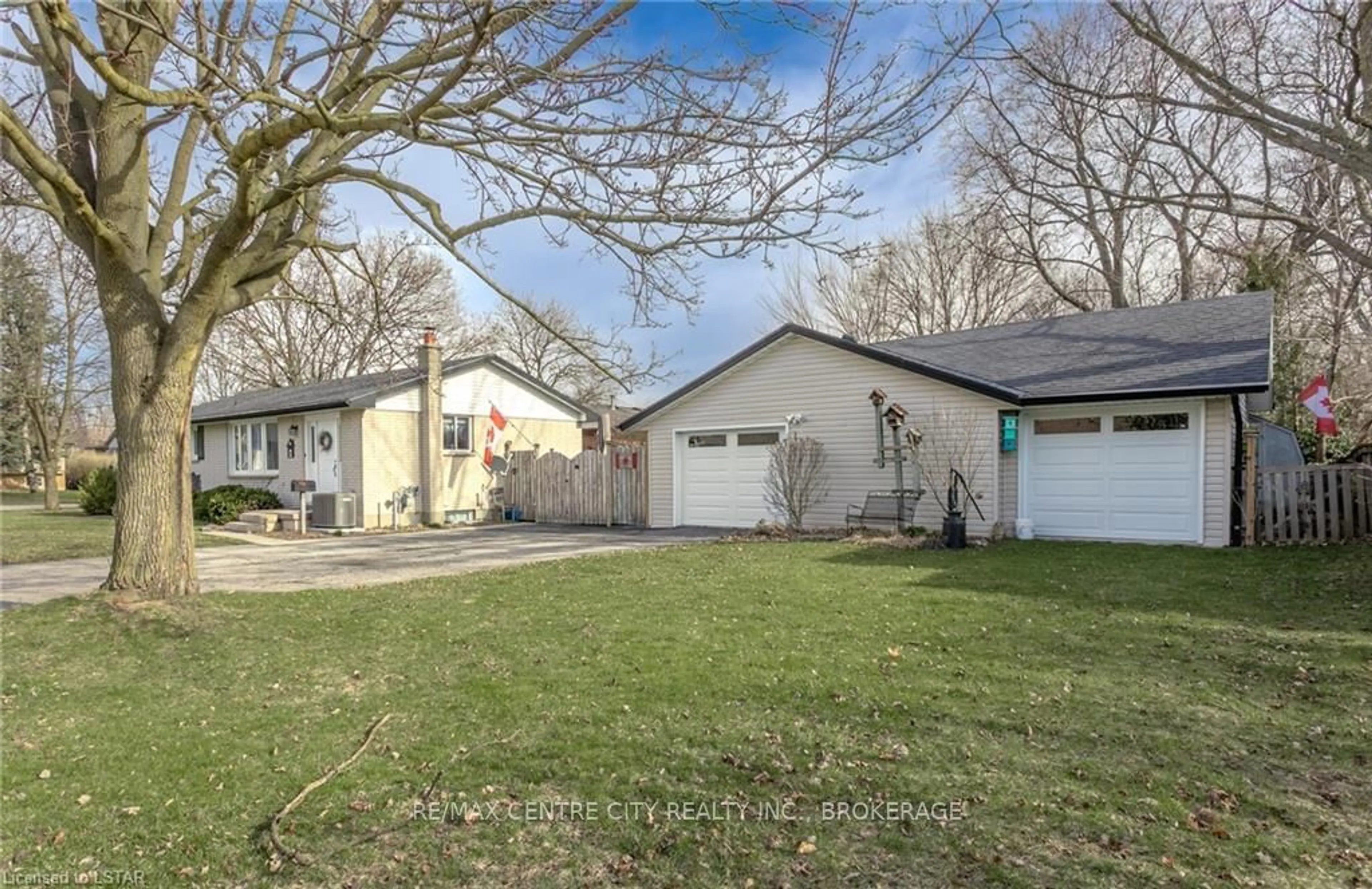 Frontside or backside of a home for 8 Dell Dr, Strathroy-Caradoc Ontario N7G 1C6