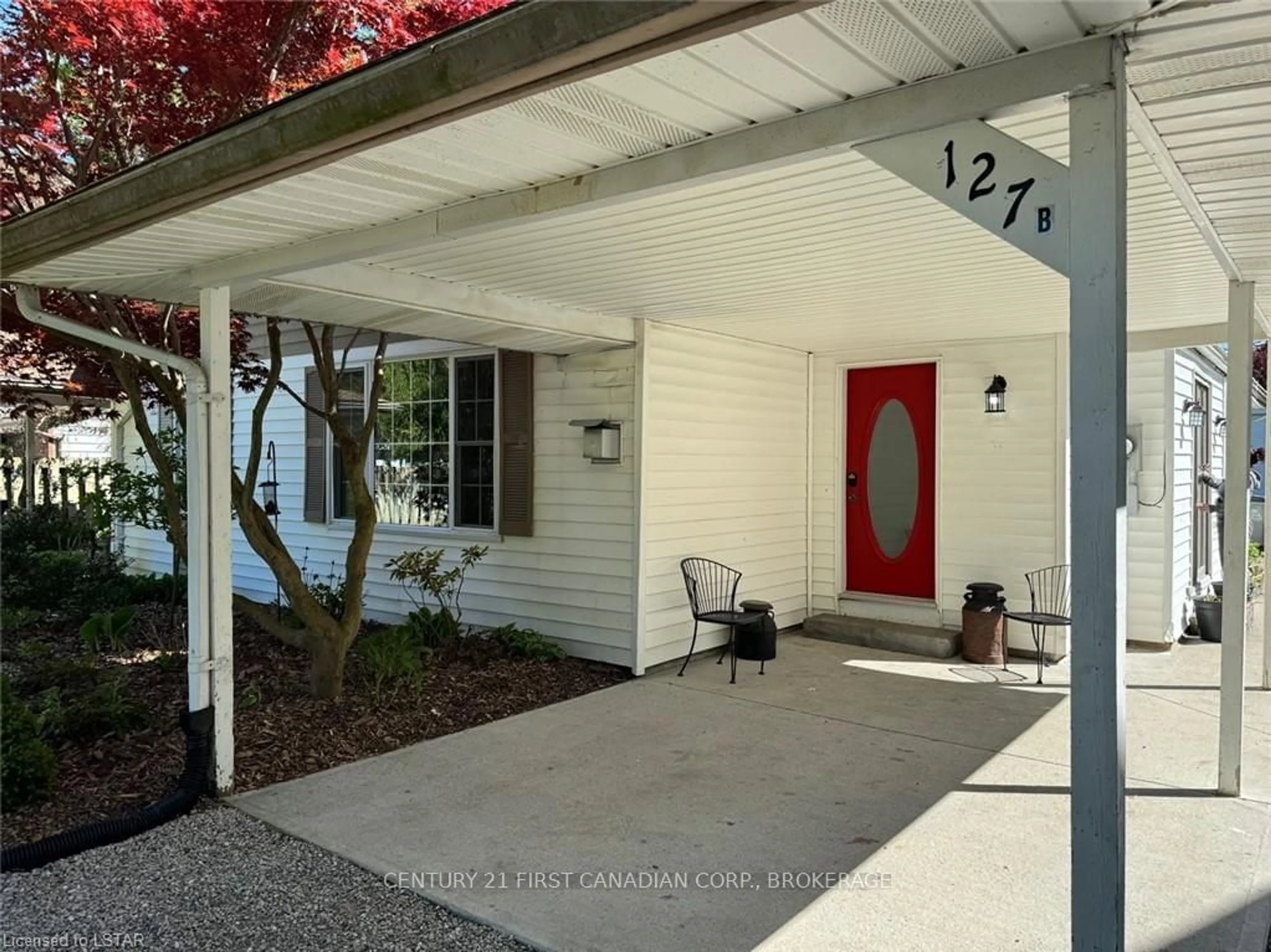 Indoor entryway for 127 Duke St #B, North Middlesex Ontario N0M 2K0