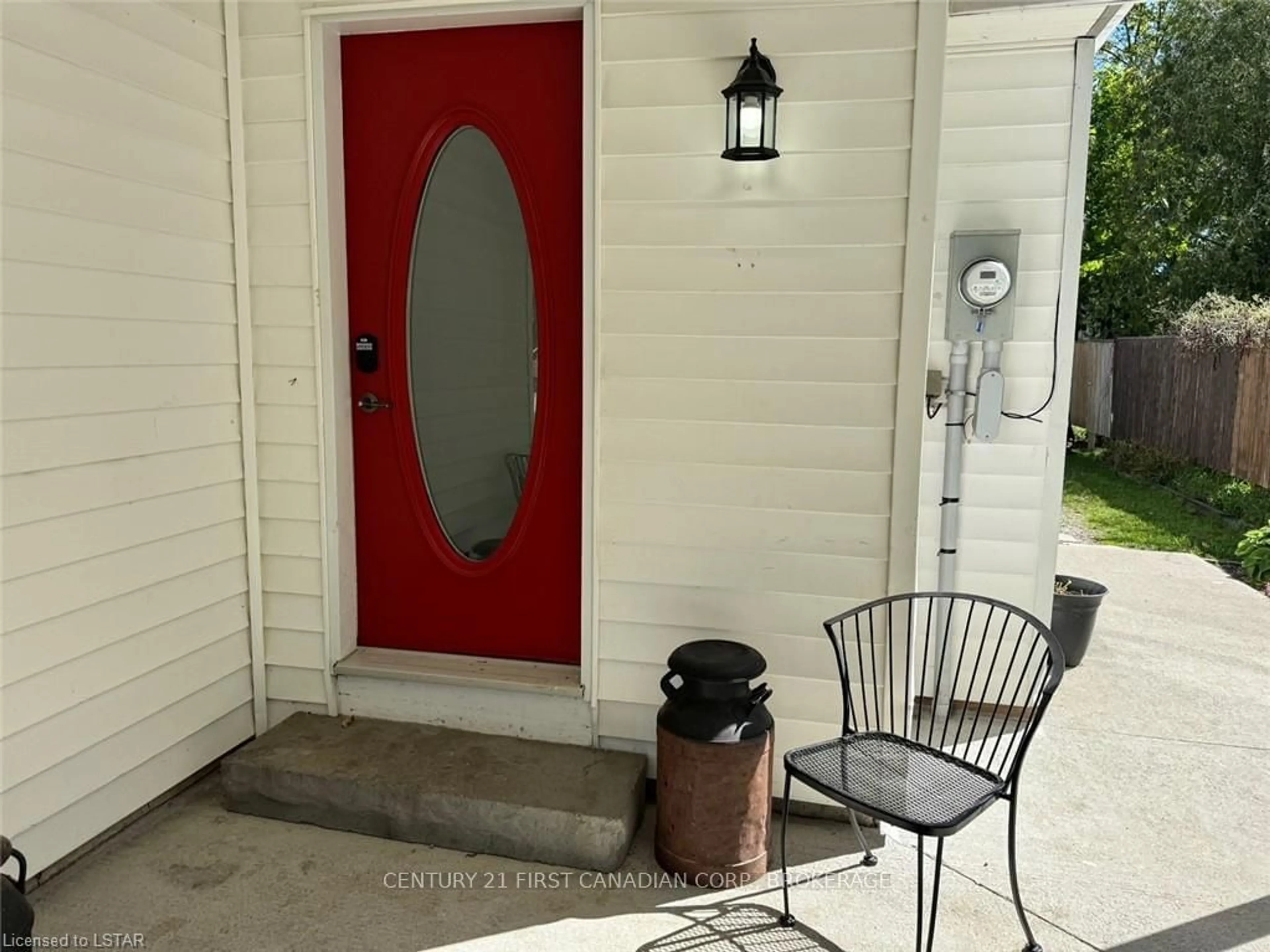 Indoor entryway for 127 Duke St #B, North Middlesex Ontario N0M 2K0