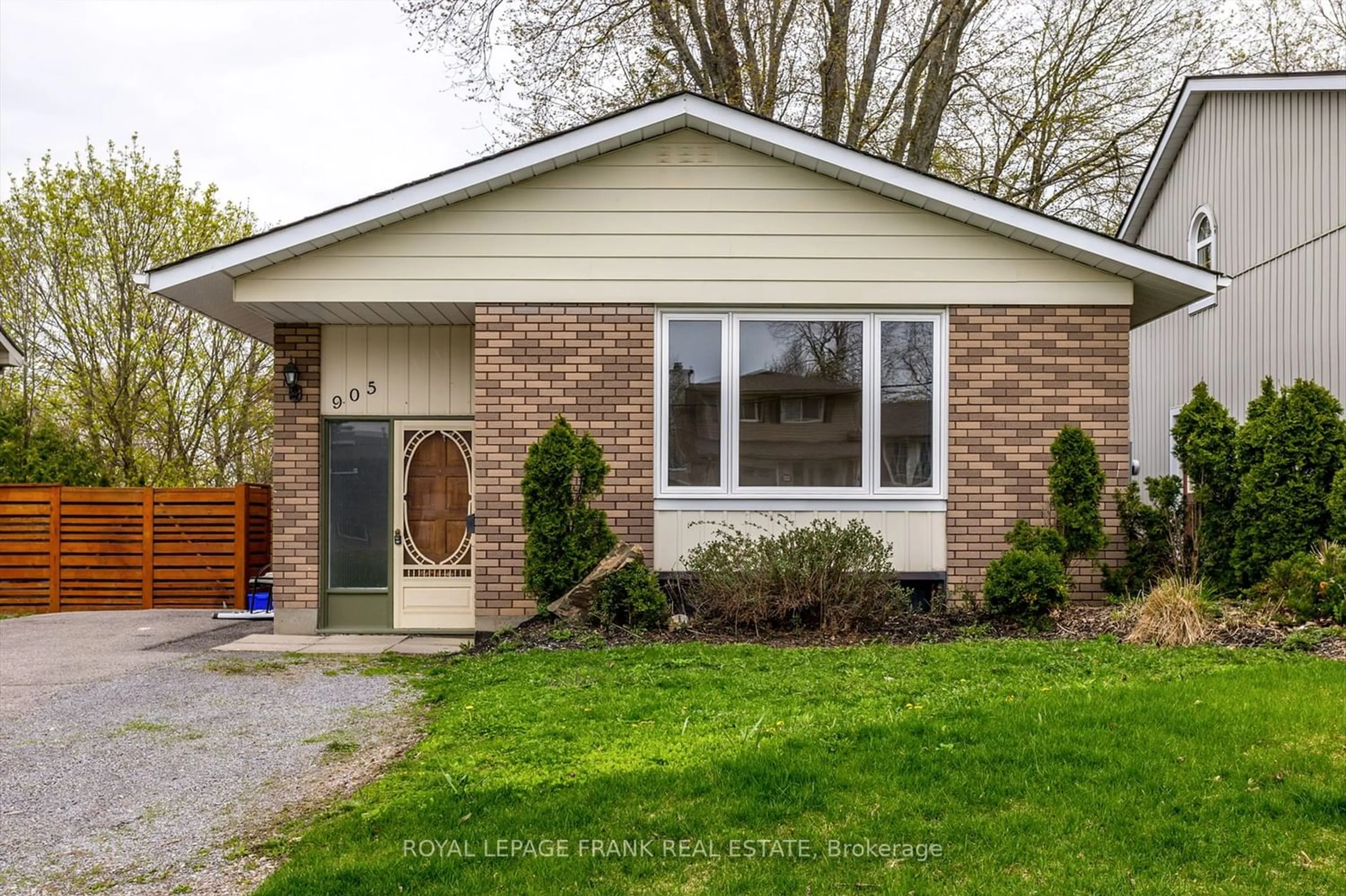 Frontside or backside of a home for 905 Cumberland Ave, Peterborough Ontario K9H 7B3