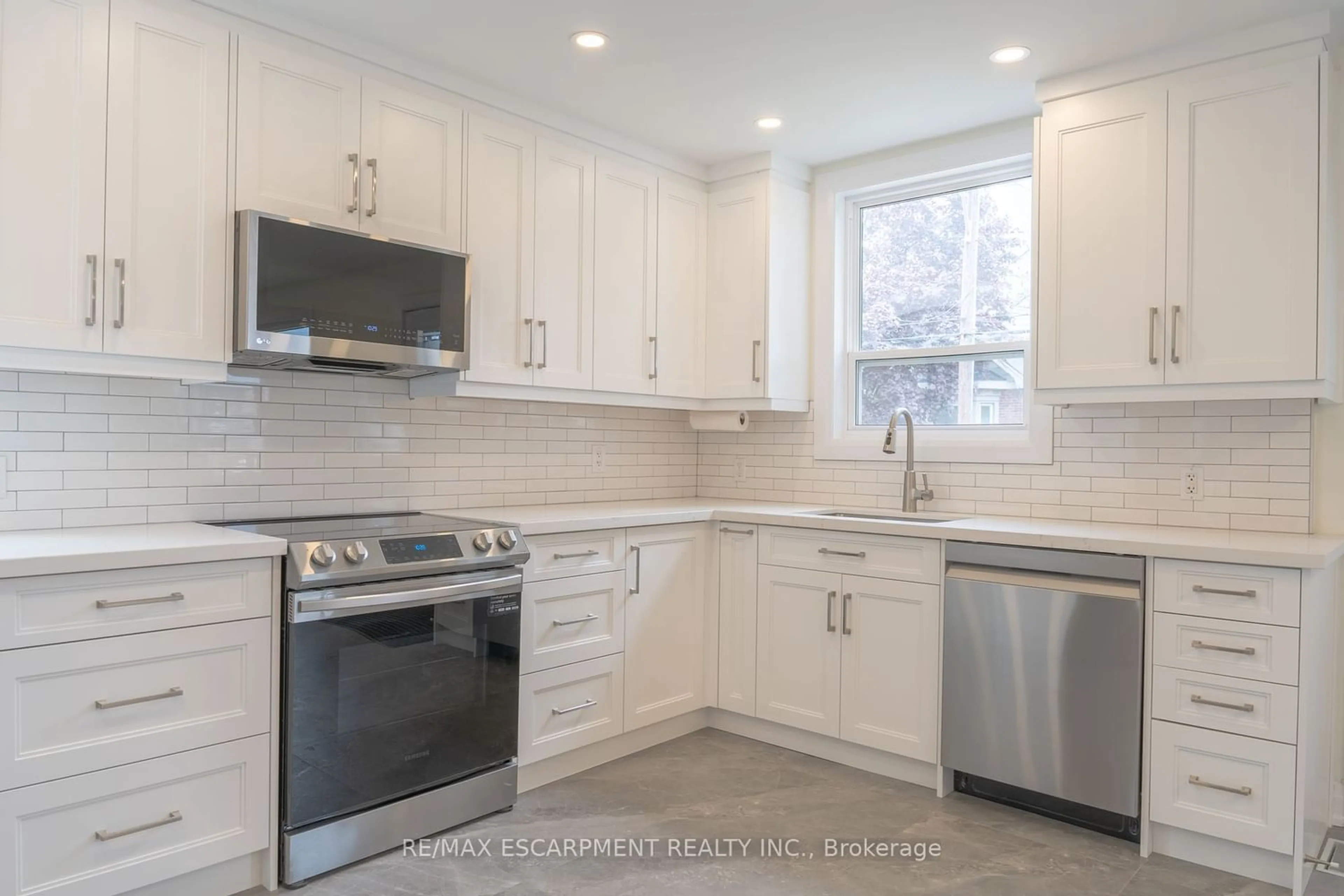 Standard kitchen for 65 East 14th St, Hamilton Ontario L9A 4B4