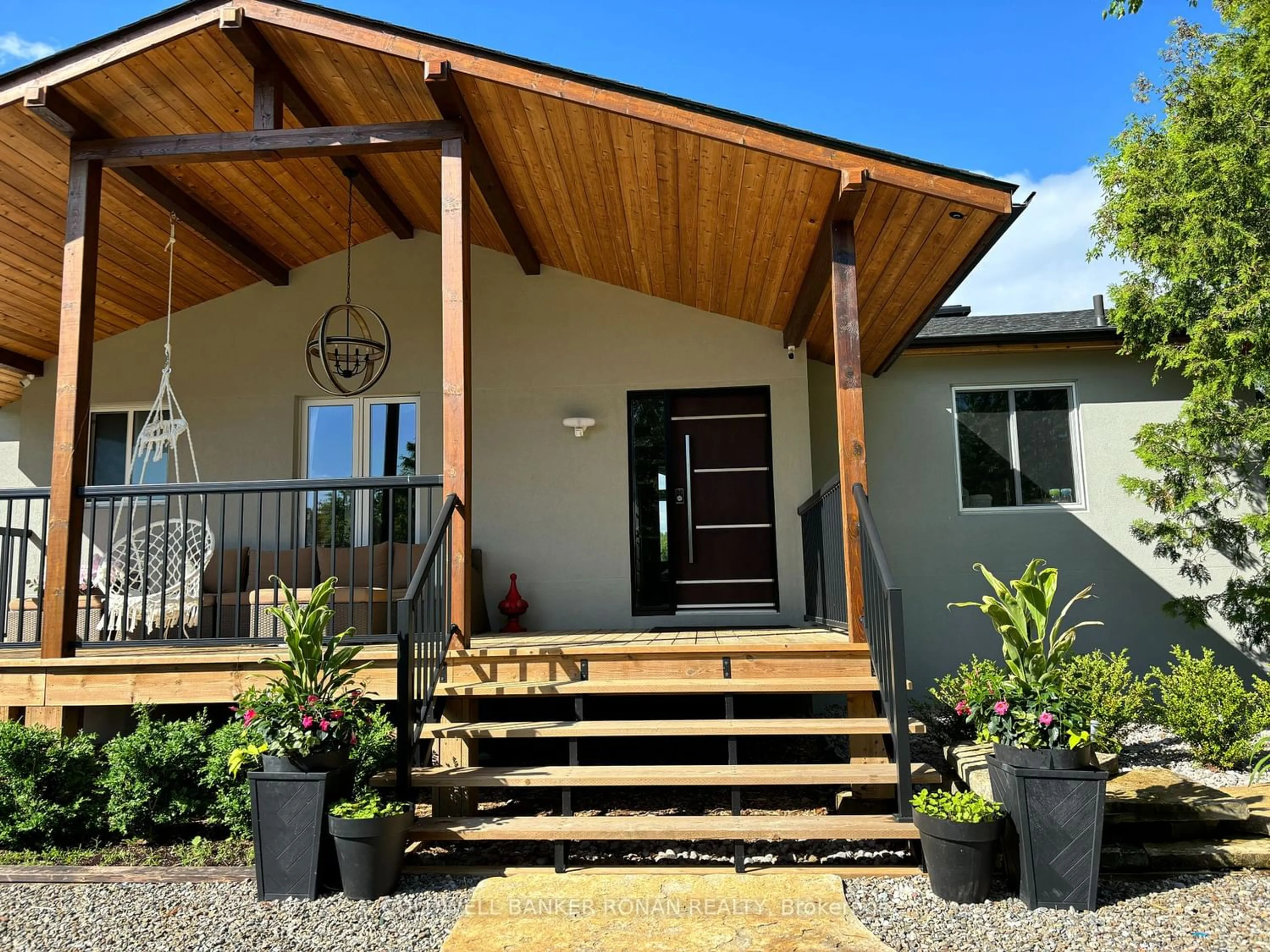 Indoor entryway for 993608 Mono-Adjala Townline, Mono Ontario L9W 2Z2