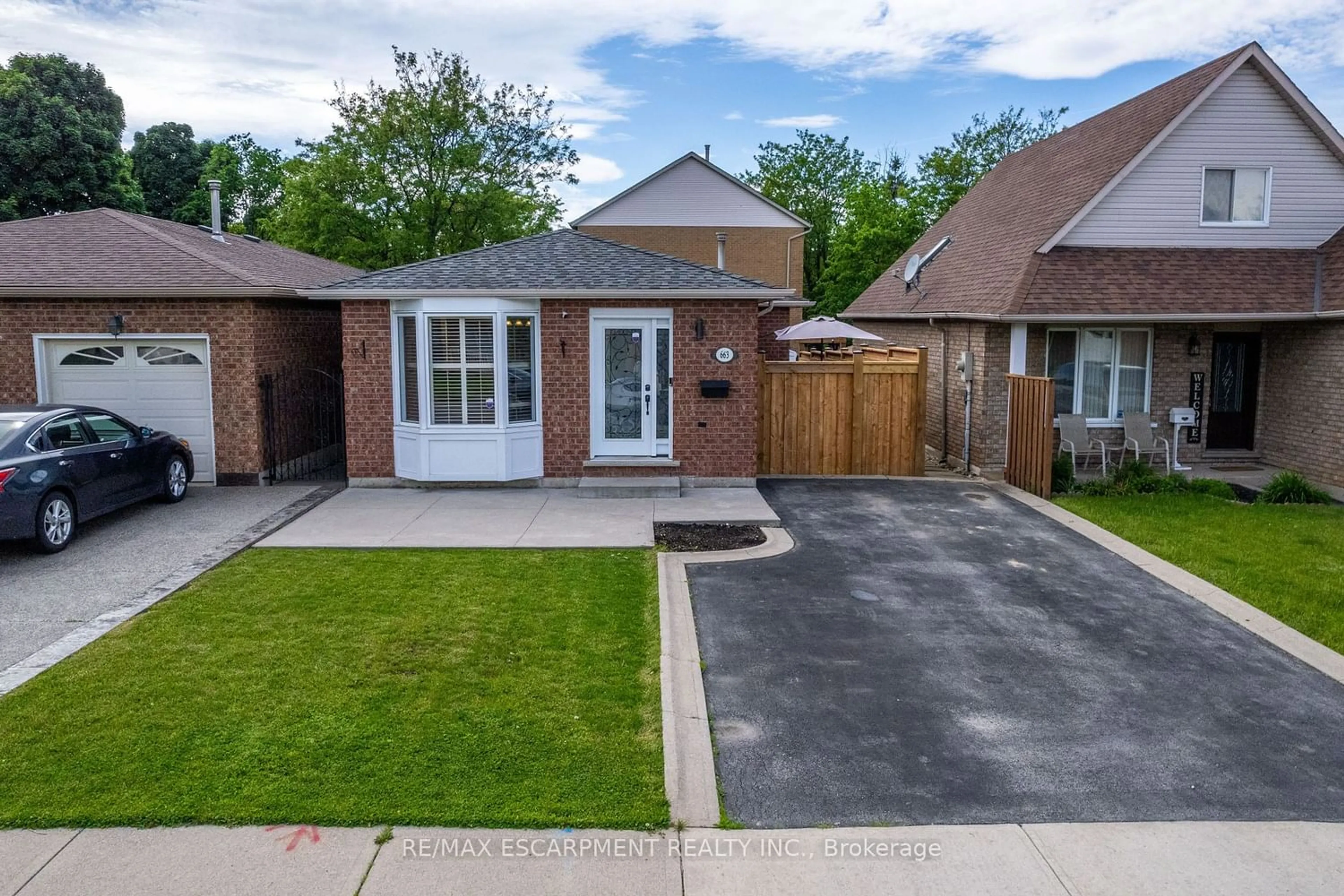 Frontside or backside of a home for 663 Acadia Dr, Hamilton Ontario L8W 3V1