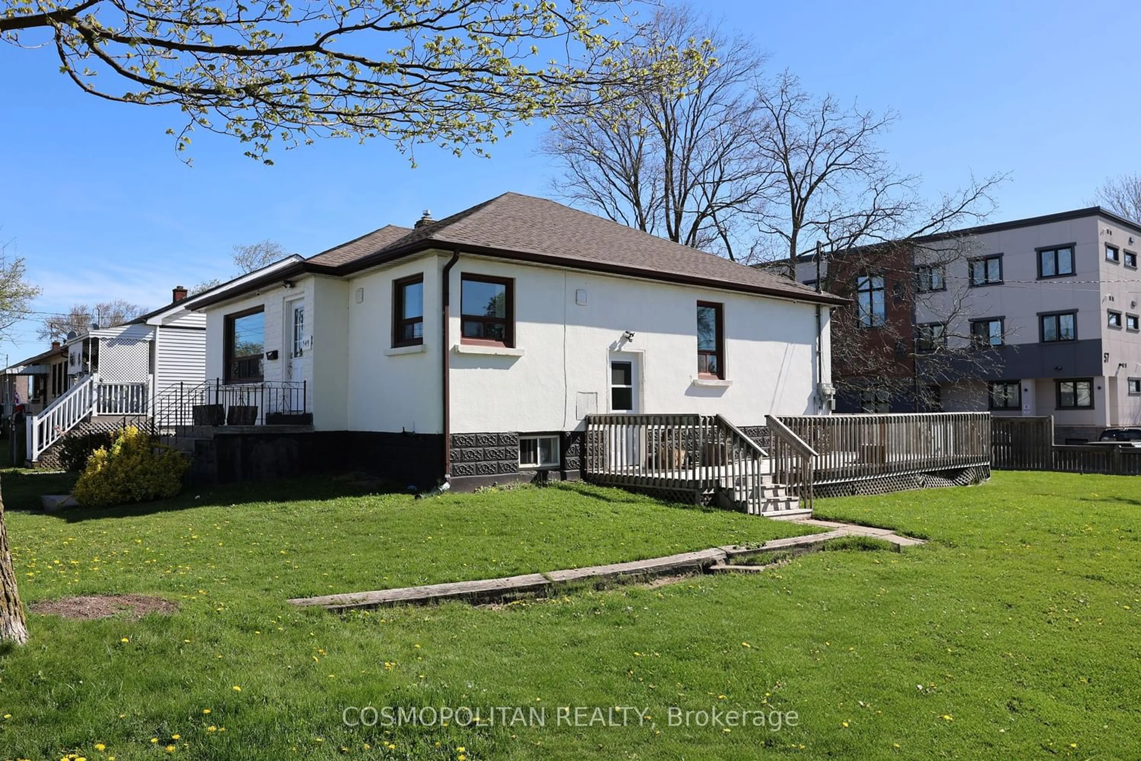 Frontside or backside of a home for 549 Elm St, Port Colborne Ontario L3K 4P5