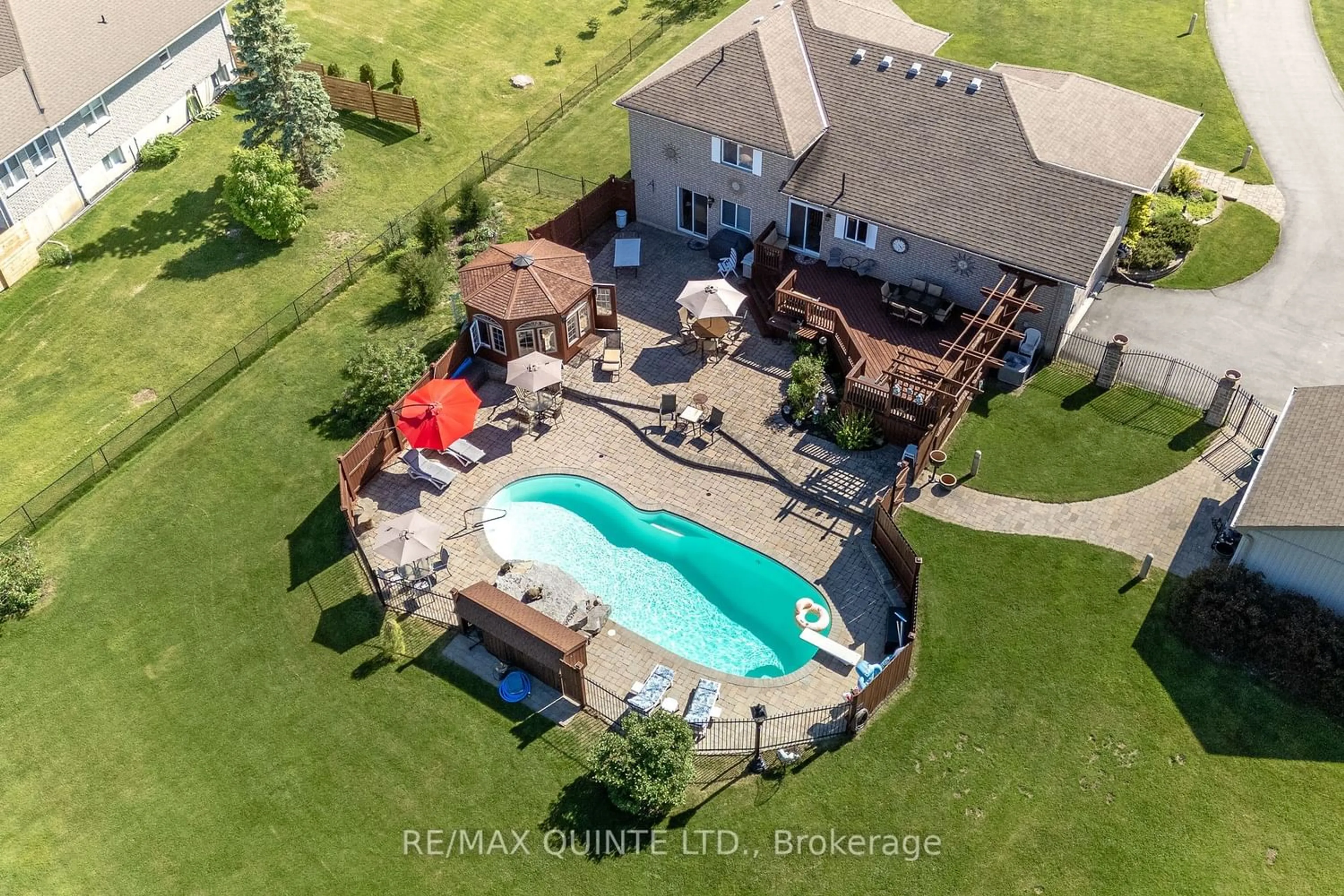 Indoor or outdoor pool for 119 Bay Breeze St, Prince Edward County Ontario K8N 0L4