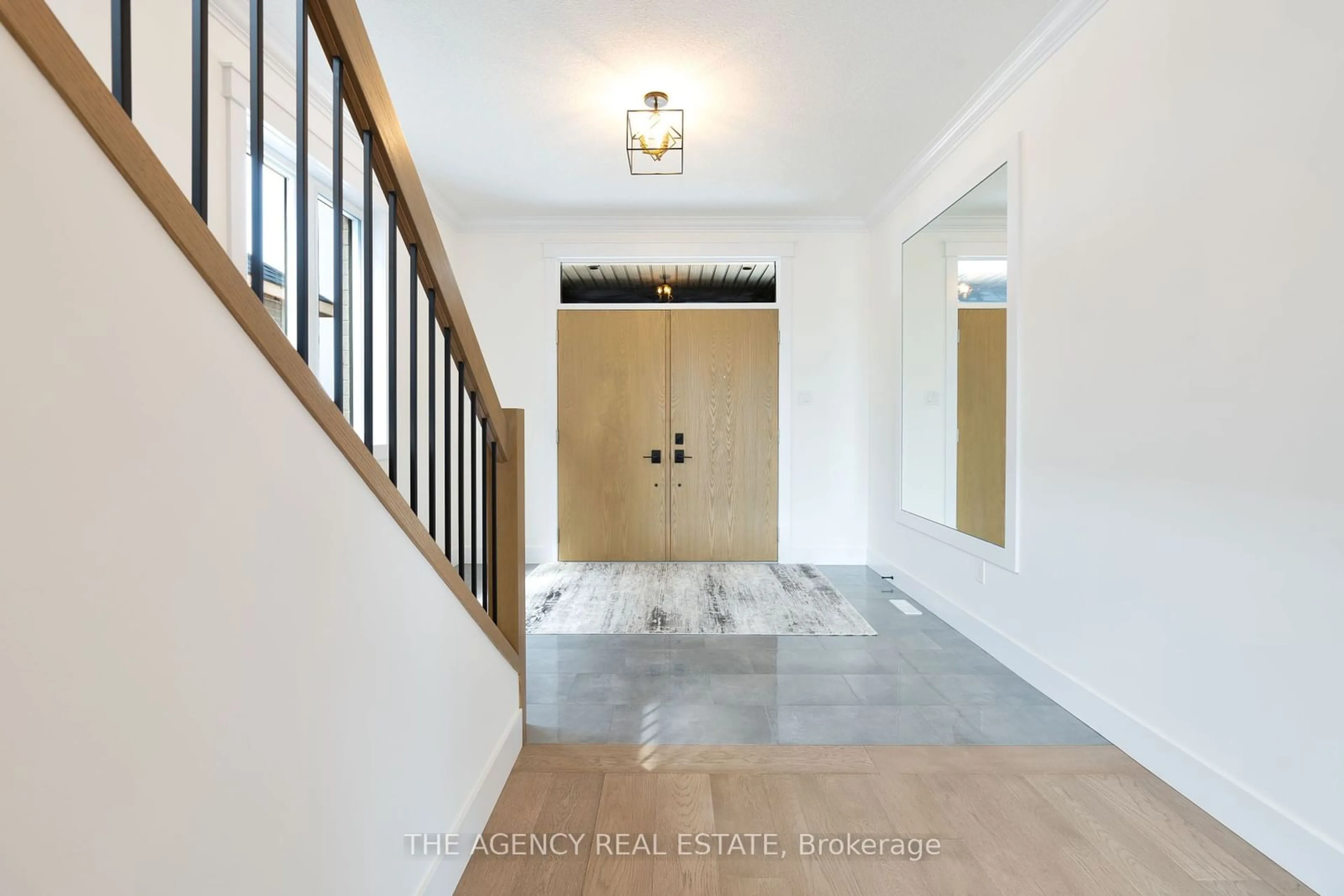 Indoor foyer for 3152 Regiment Rd, London Ontario N6P 0H2