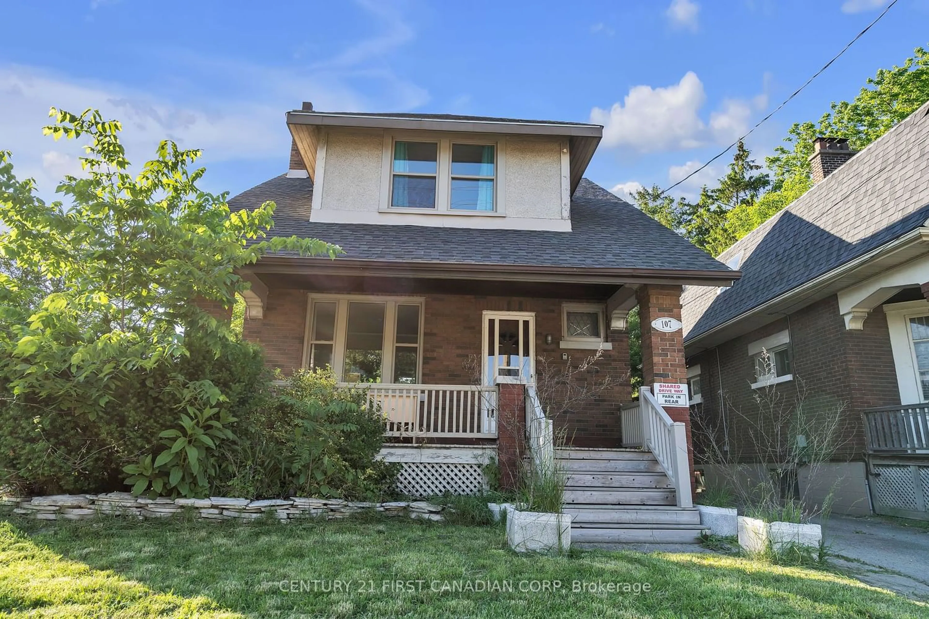 Frontside or backside of a home for 107 Oxford St, London Ontario N6H 1R8