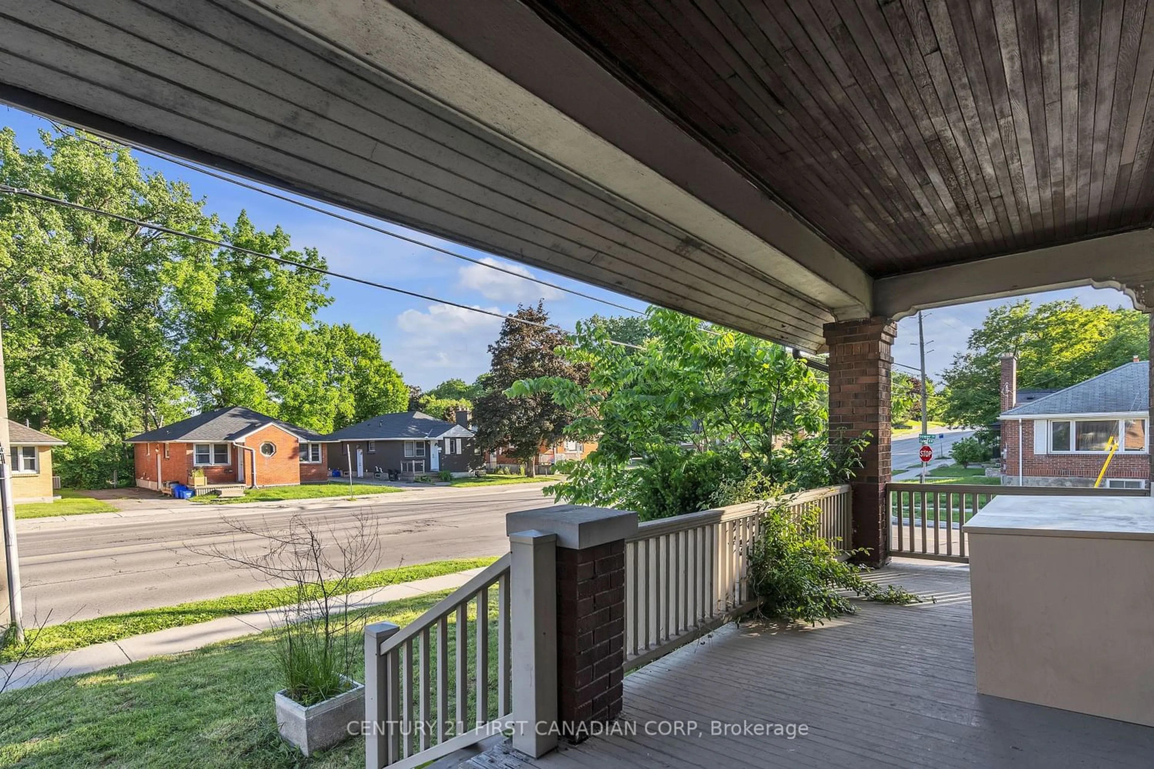 Patio for 107 Oxford St, London Ontario N6H 1R8