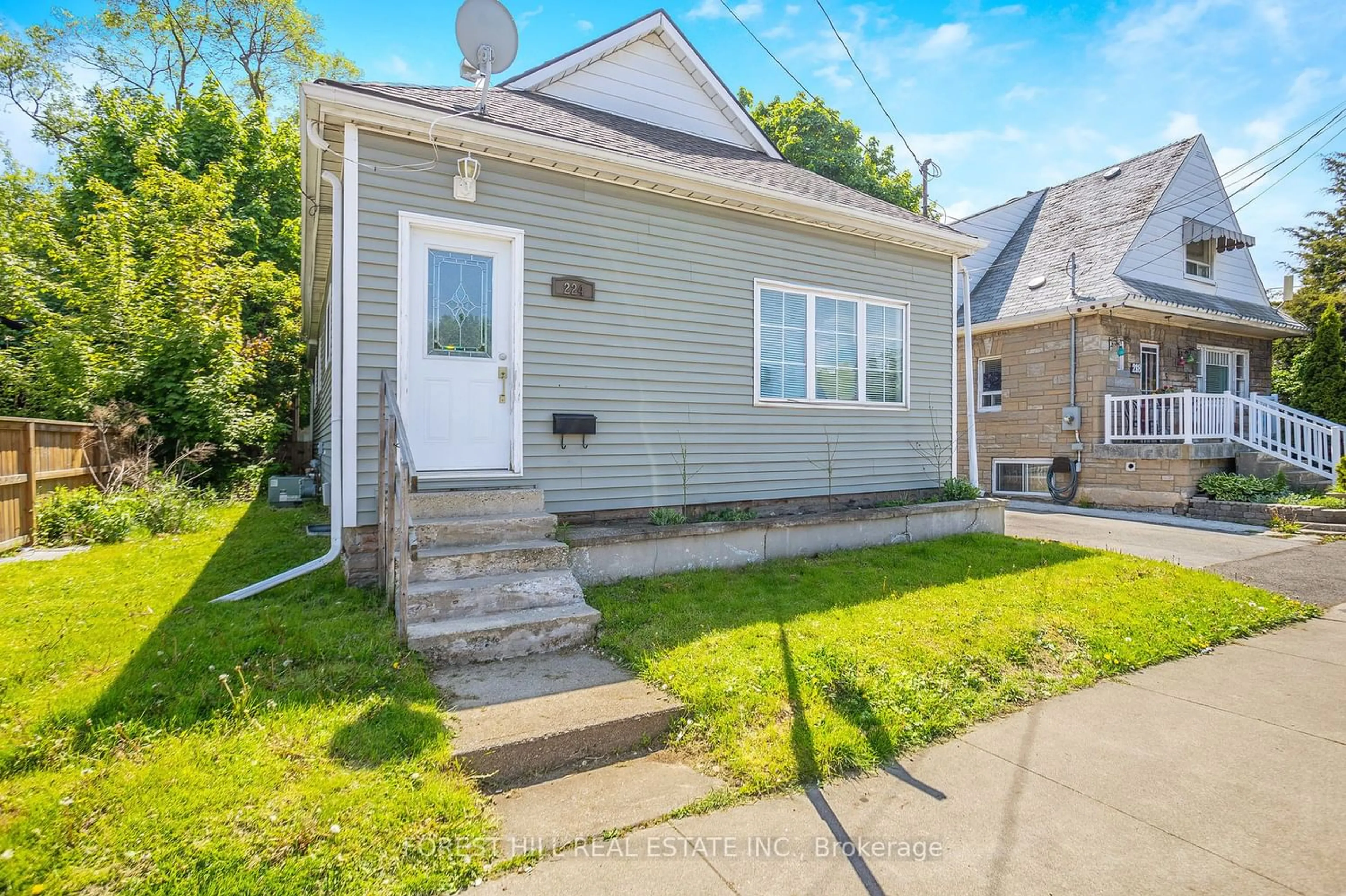 Frontside or backside of a home for 224 Brucedale Ave, Hamilton Ontario L9A 1P3