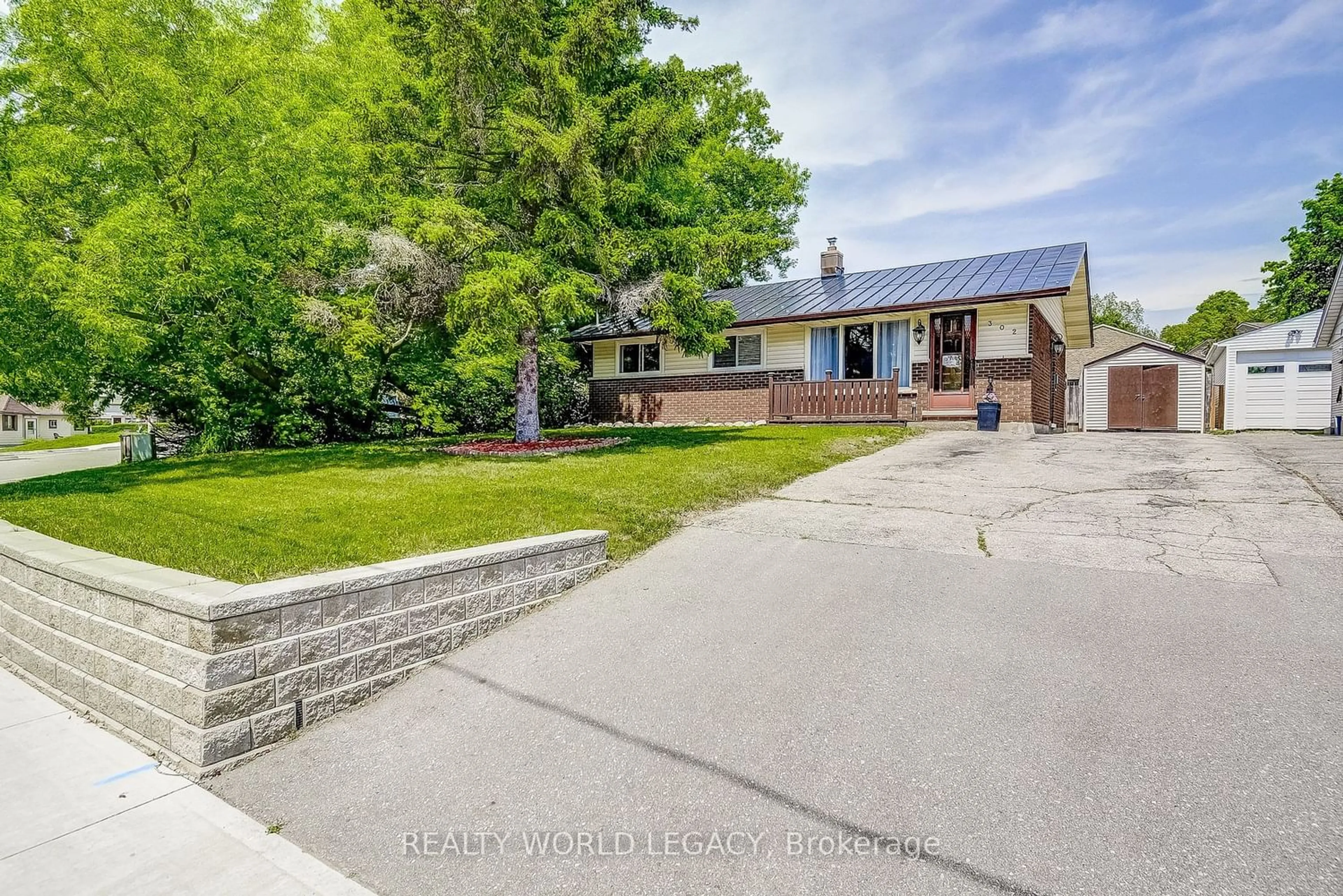 Frontside or backside of a home for 302 Southill Dr, Kitchener Ontario N2A 2R1