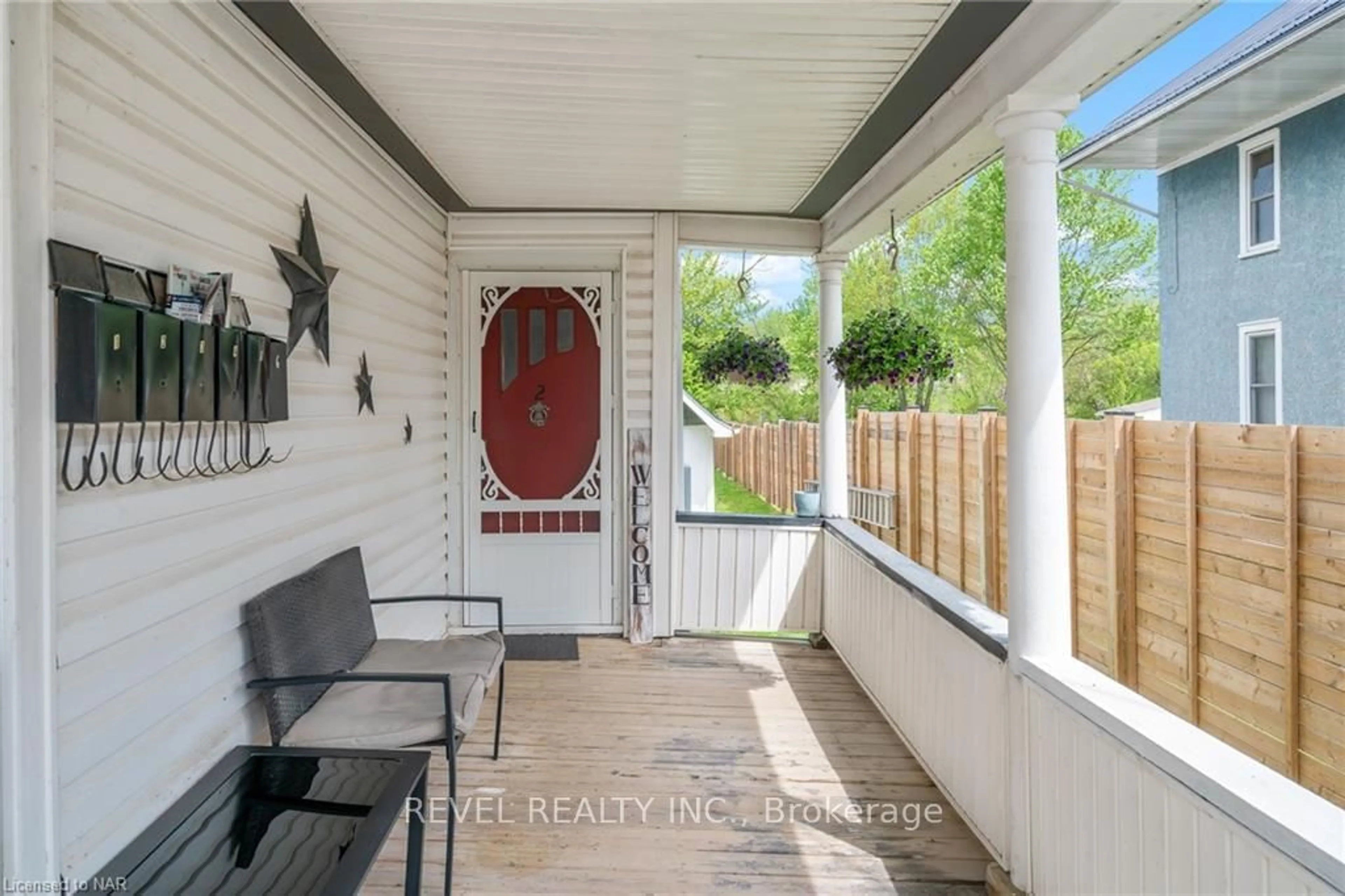 Indoor entryway, wood floors for 70 Mill St, Welland Ontario L3C 4Y2