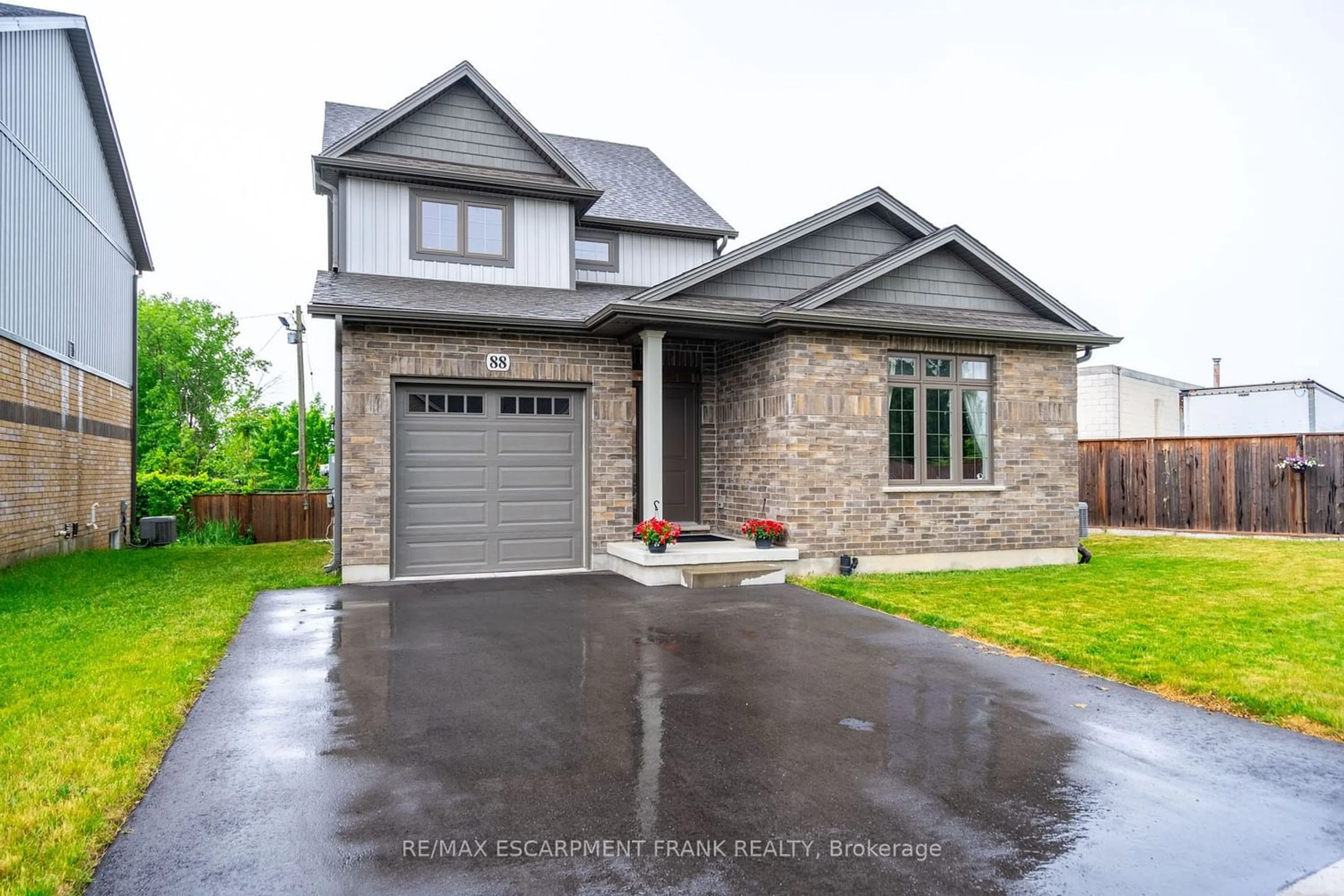 Home with brick exterior material for 88 Manhattan Crt, St. Catharines Ontario L2R 0B8