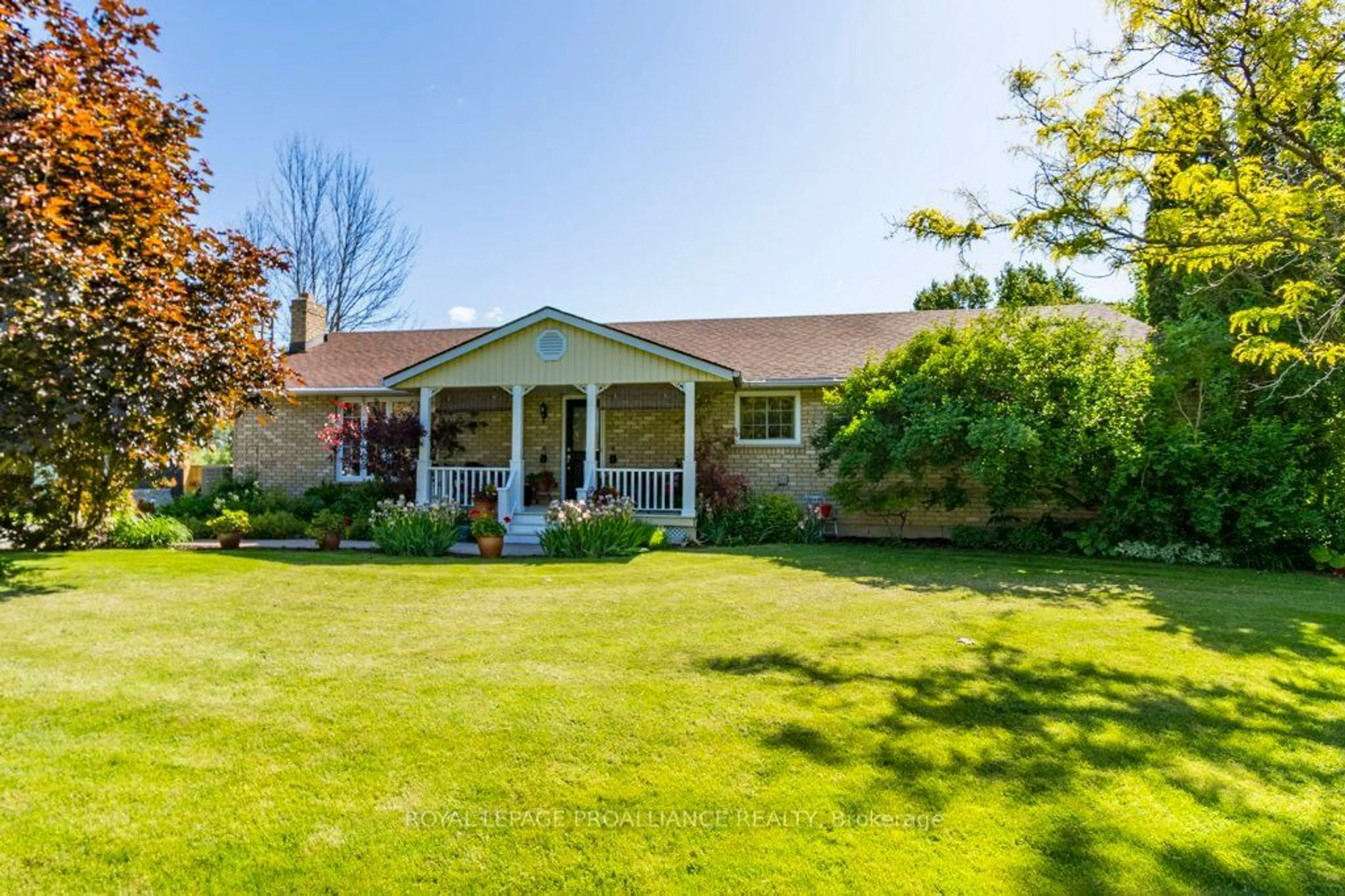 Frontside or backside of a home for 184 Elmwood Dr, Belleville Ontario K8N 4Z4