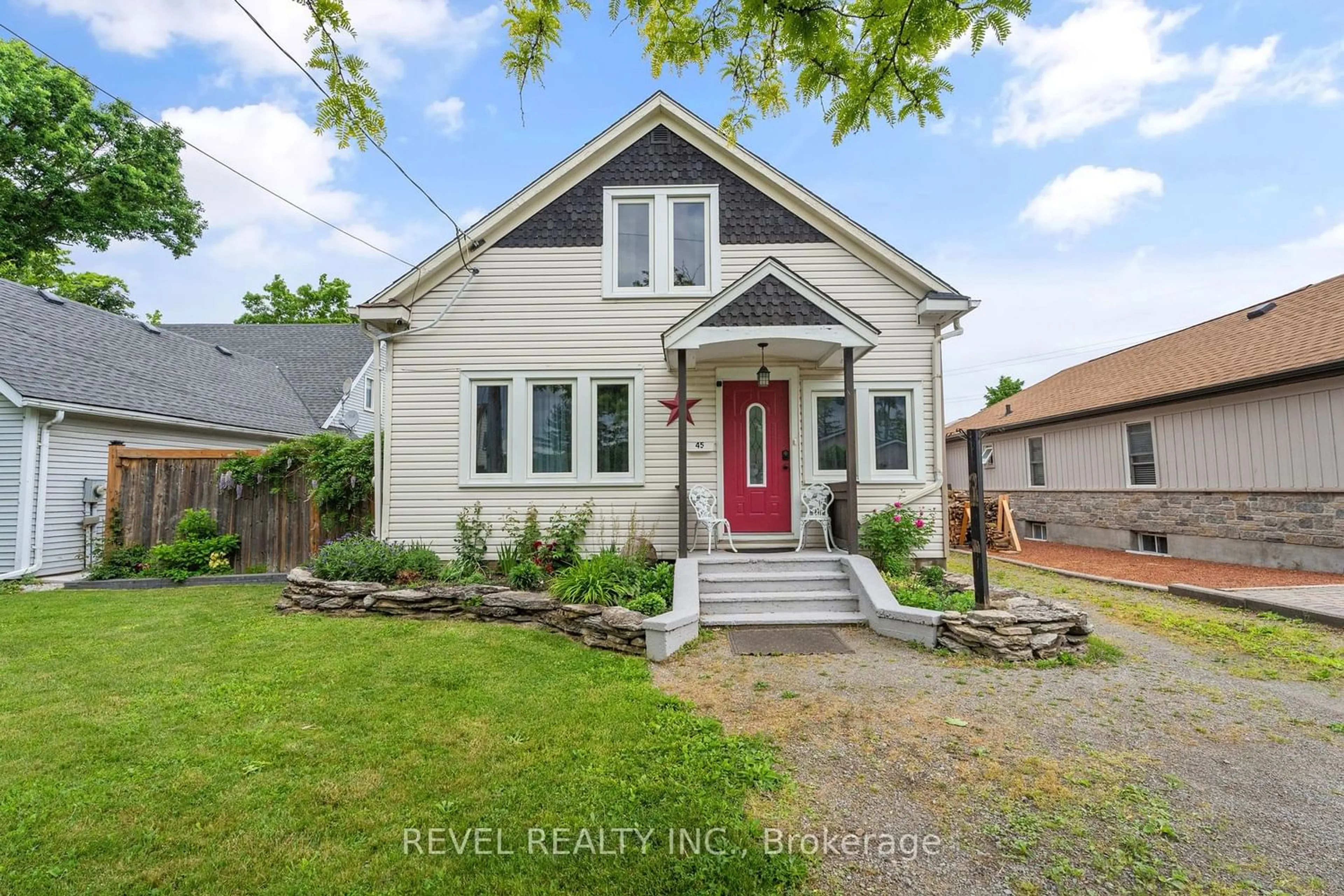 Frontside or backside of a home for 45 Ivy Ave, St. Catharines Ontario L2P 1Y4