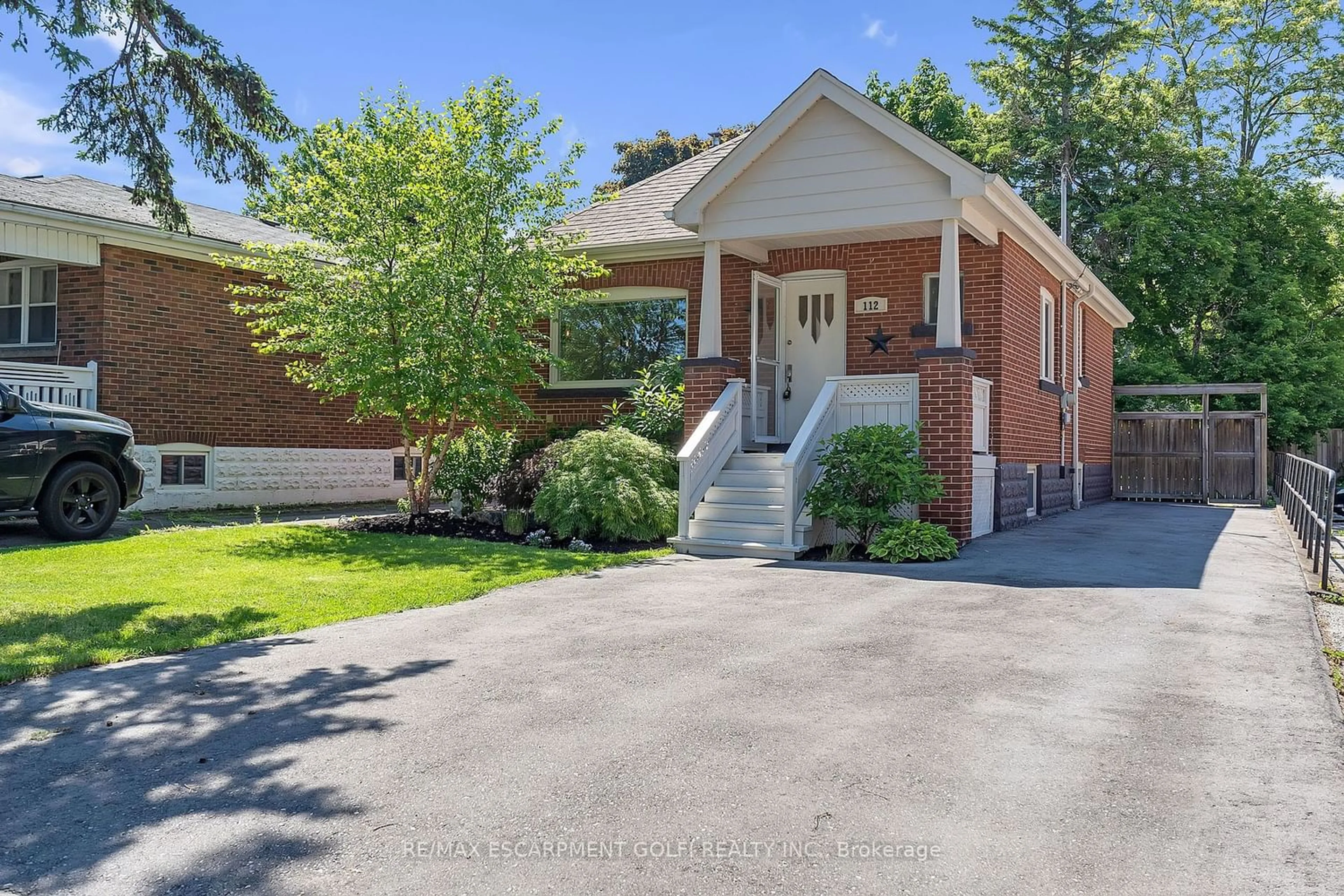 Home with brick exterior material for 112 Prince George Ave, Hamilton Ontario L9A 2W3
