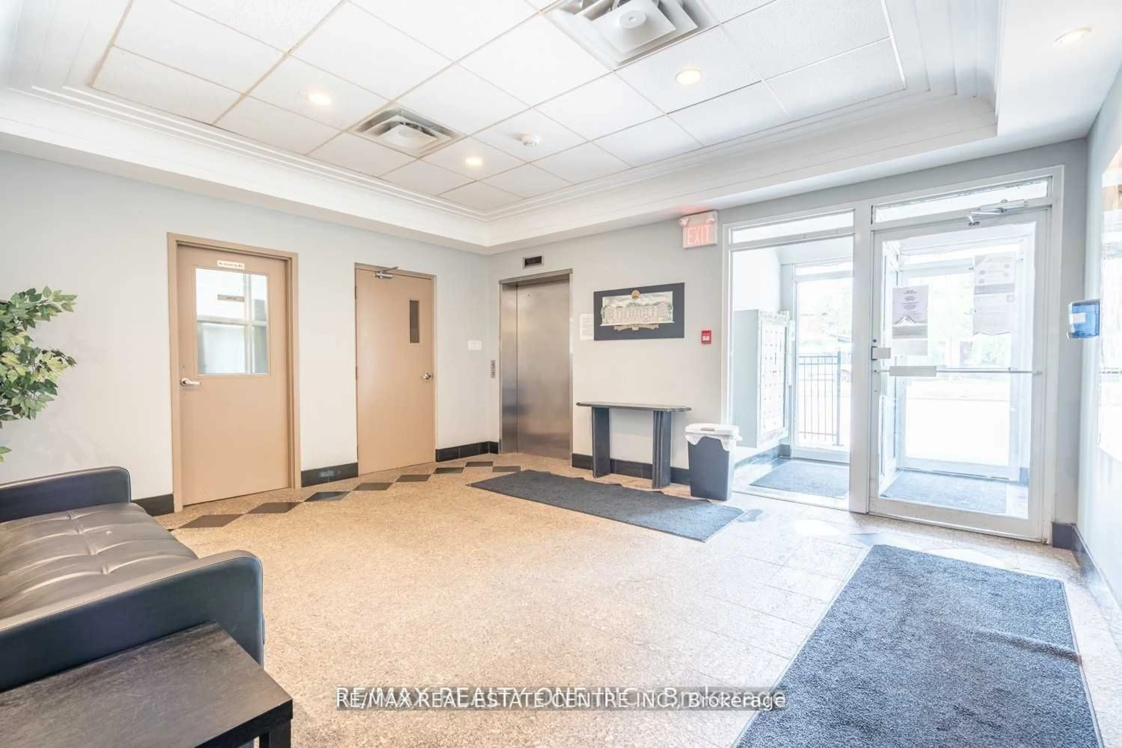 Indoor lobby for 400 York Blvd #302, Hamilton Ontario L8R 3M5