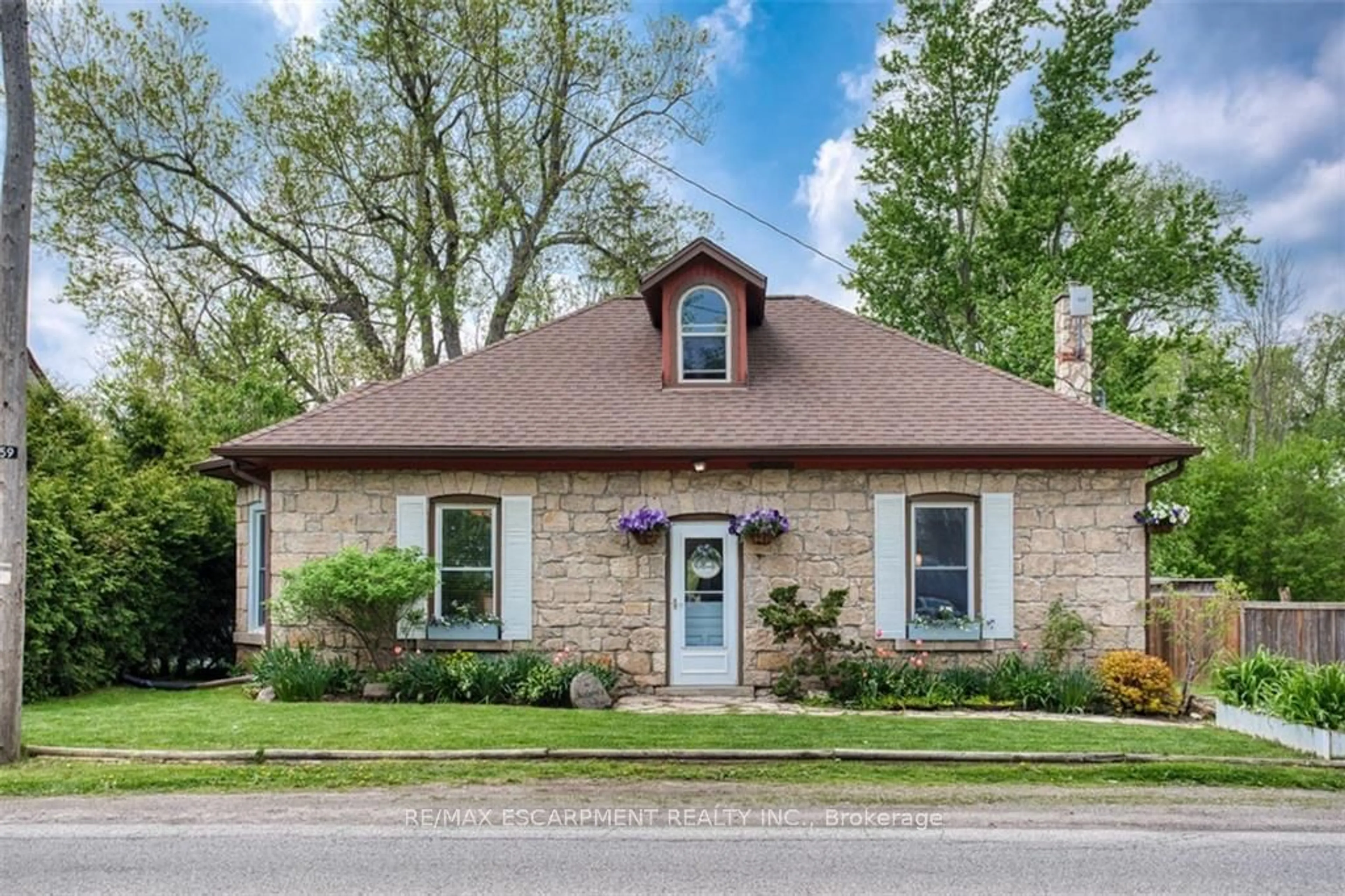 Home with brick exterior material for 1539 Brock Rd, Hamilton Ontario L9H 5E4