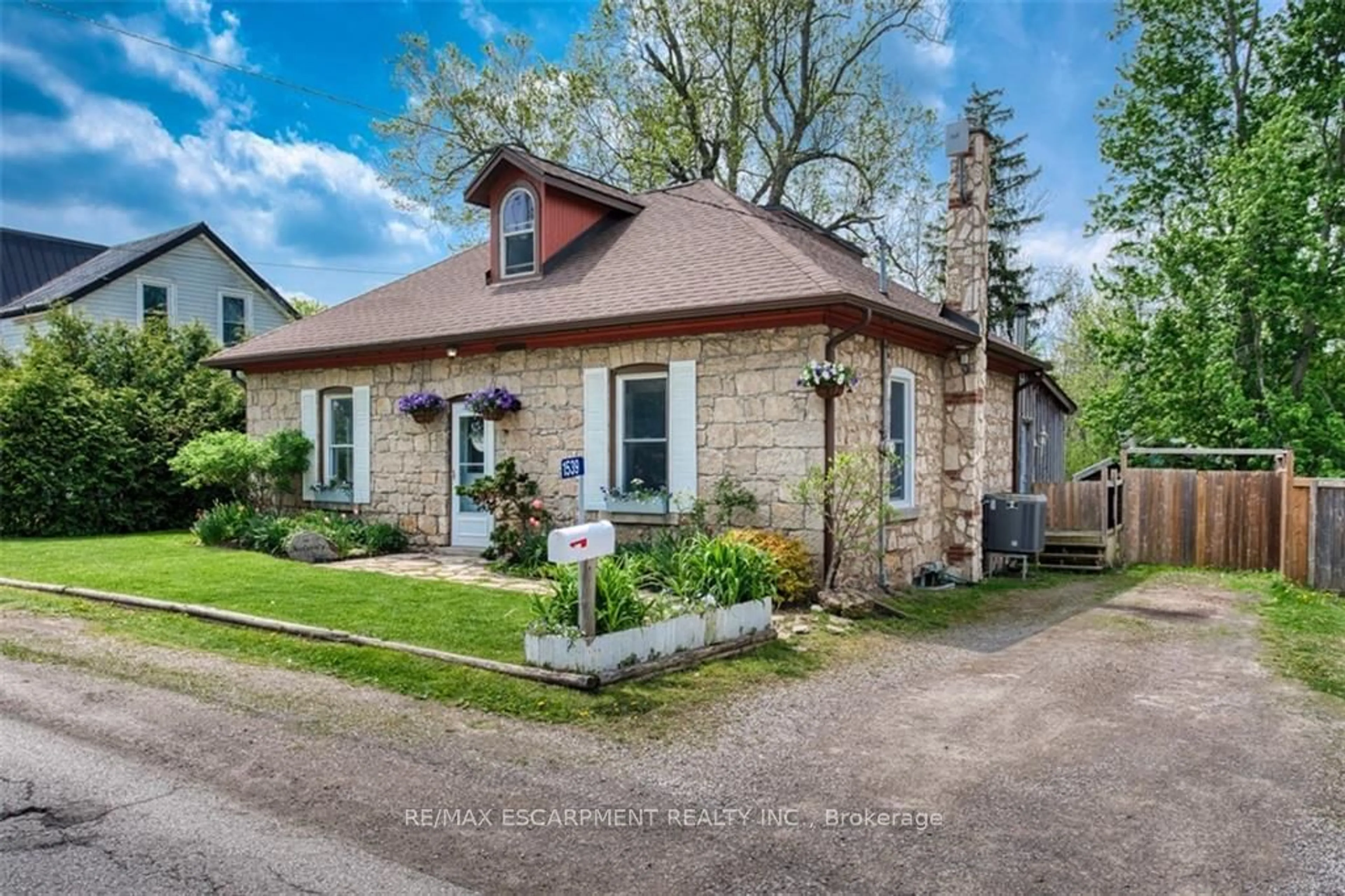 Home with brick exterior material for 1539 Brock Rd, Hamilton Ontario L9H 5E4